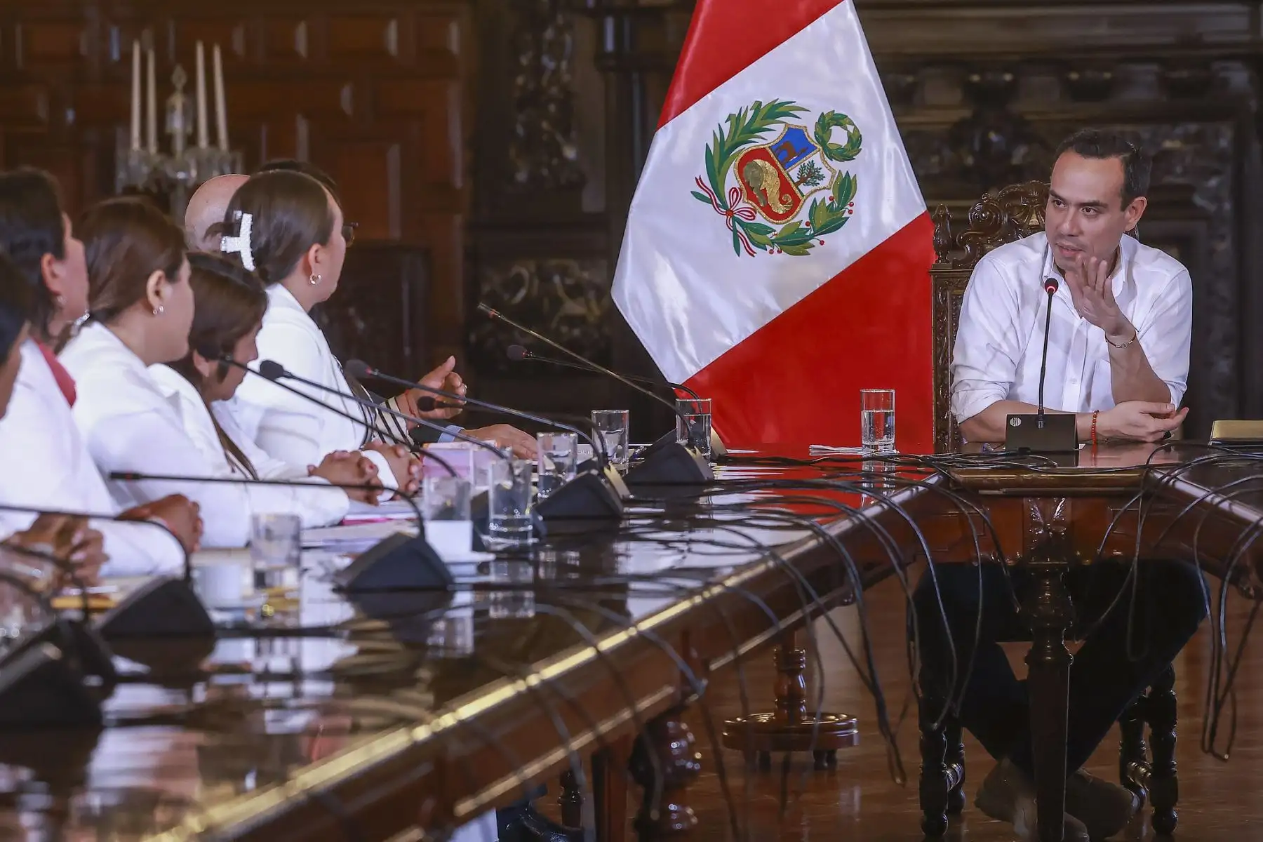 Gobierno y alcaldesas unidos por la gobernabilidad y la reconciliación nacional! En una reunión de trabajo, liderada por el presidente José Jerí Oré, la Asociación de Alcaldesas del Perú ratificó la apertura del Ejecutivo al diálogo como una herramienta que permite el desarrollo de la población y el apoyo incondicional recibido ante sus necesidades.  Foto: ANDINA/Prensa Presidencia