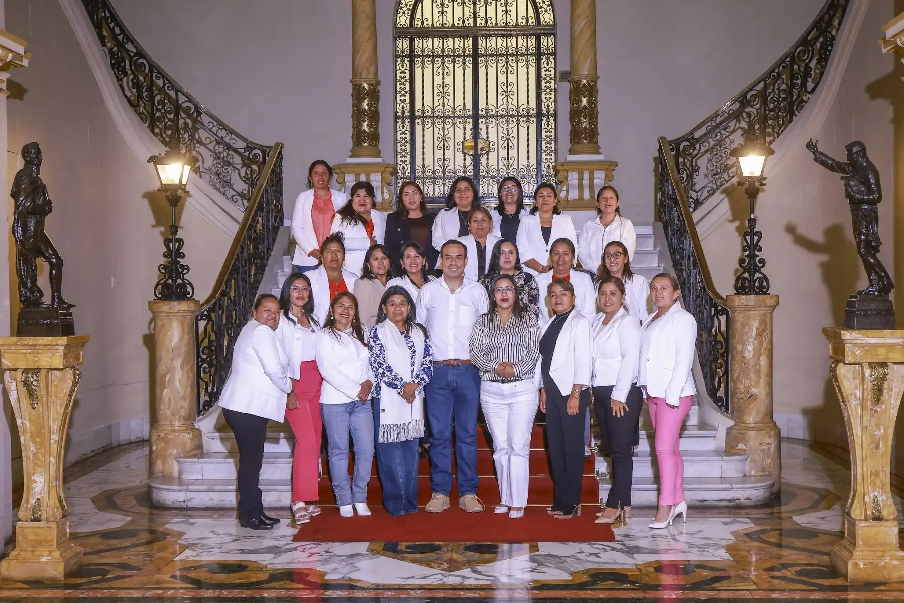 El presidente José Jerí Oré sostuvo una reunión de trabajo esta noche con alcaldesas. Foto: ANDINA/Prensa Presidencia.