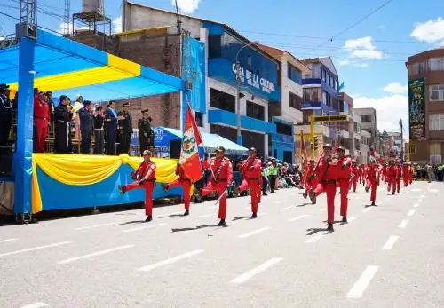 Un desfile cívico militar formó parte de las actividades centrales por el 99.° aniversario de creación política de Juliaca, una de las ciudades principales de Puno. ANDINA/Difusión