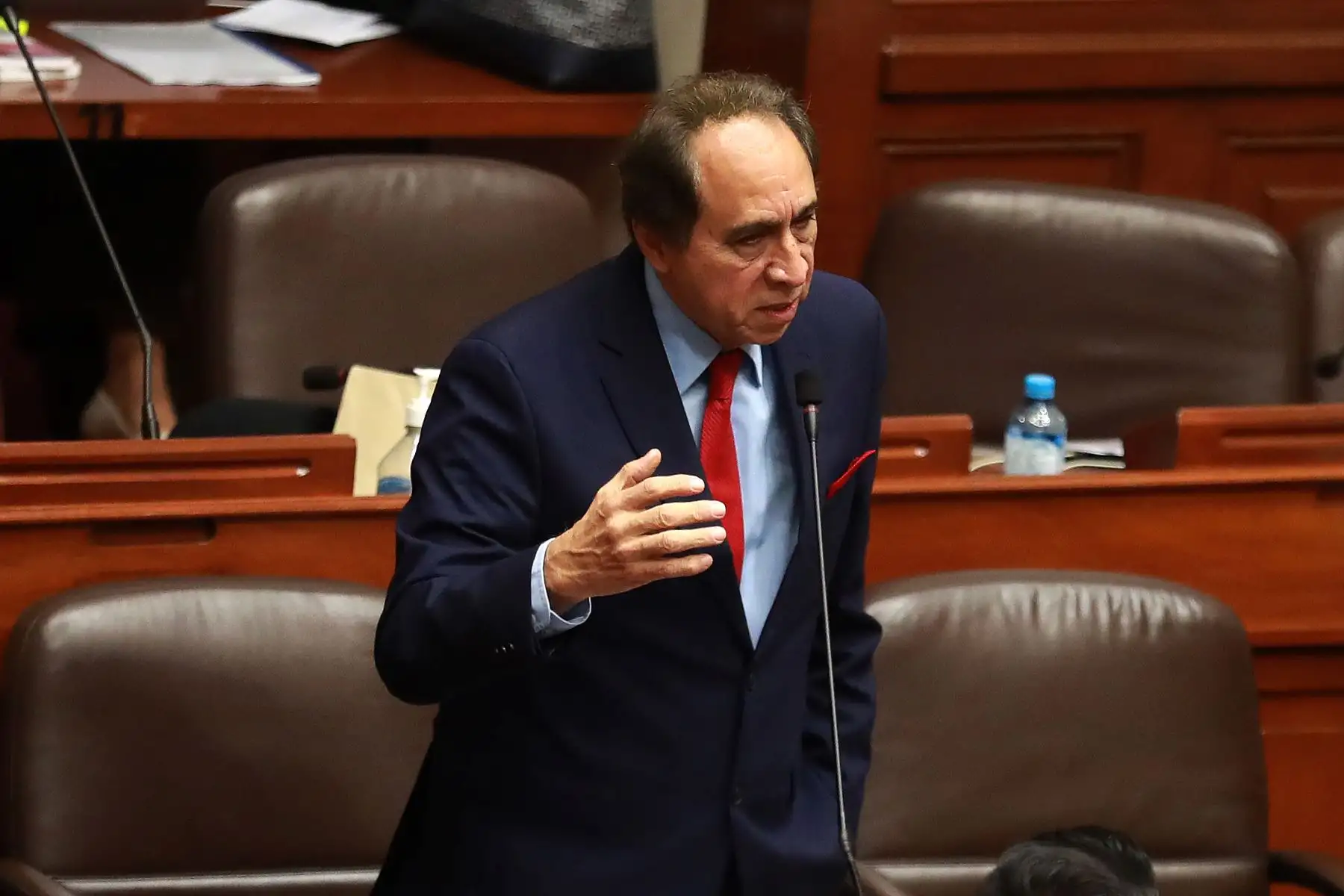 Diputados: proponen implementar voto postal facultativo para peruanos en el exterior