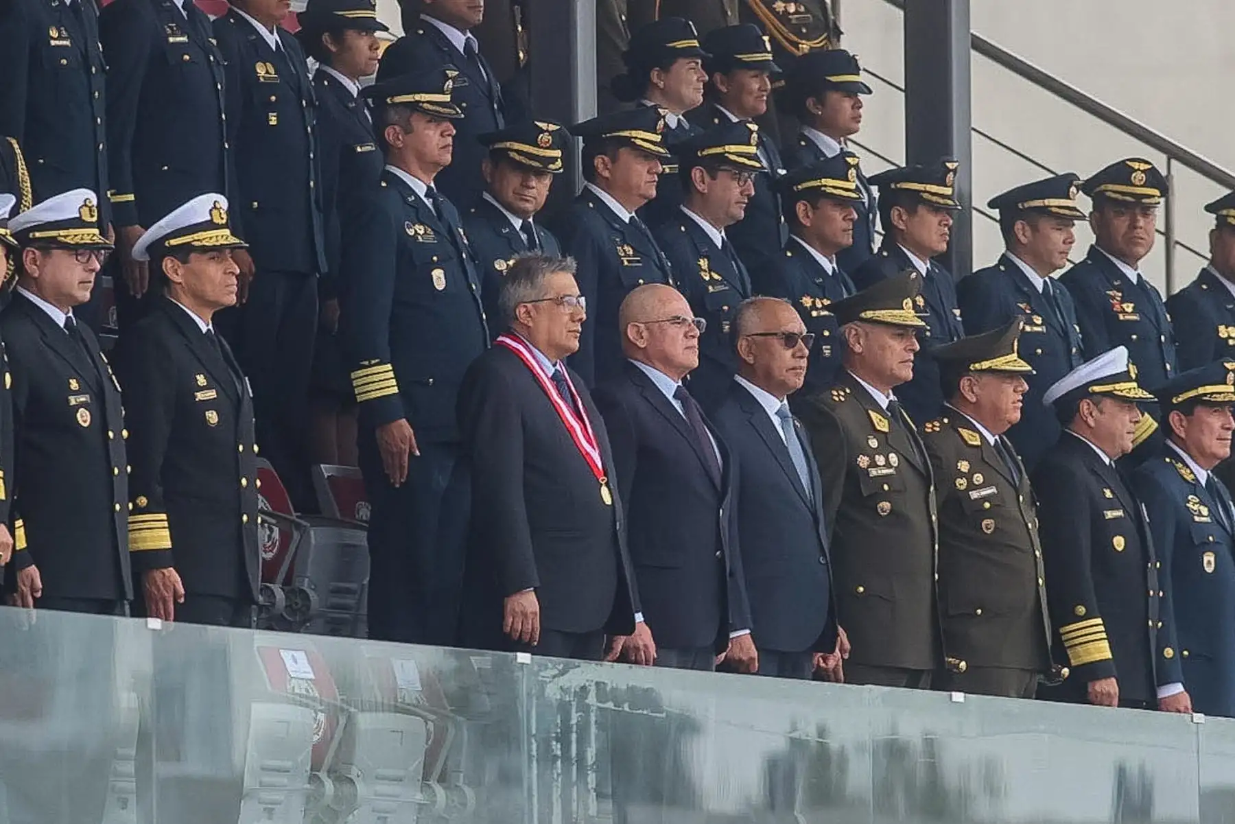 El presidente del Consejo de Ministros, Ernesto Álvarez Miranda, participó junto al ministro de Defensa, César Díaz Peche; el jefe del Comando Conjunto de las Fuerzas Armadas, David Ojeda Parra y altos mandos militares, en la Ceremonia “Medalla al Defensor de la Democracia” que rinde homenaje al valor, la entrega y el compromiso de quienes contribuyeron a defender la paz, la democracia y la institucionalidad en nuestro país.  Foto: ANDINA/Juan Carlos Guzmán El presidente del Consejo de Ministros, Ernesto Álvarez Miranda, participó junto al ministro de Defensa, César Díaz Peche; el jefe del Comando Conjunto de las Fuerzas Armadas, David Ojeda Parra y altos mandos militares, en la Ceremonia “Medalla al Defensor de la Democracia” que rinde homenaje al valor, la entrega y el compromiso de quienes contribuyeron a defender la paz, la democracia y la institucionalidad en nuestro país.  Foto: ANDINA/Juan Carlos Guzmán