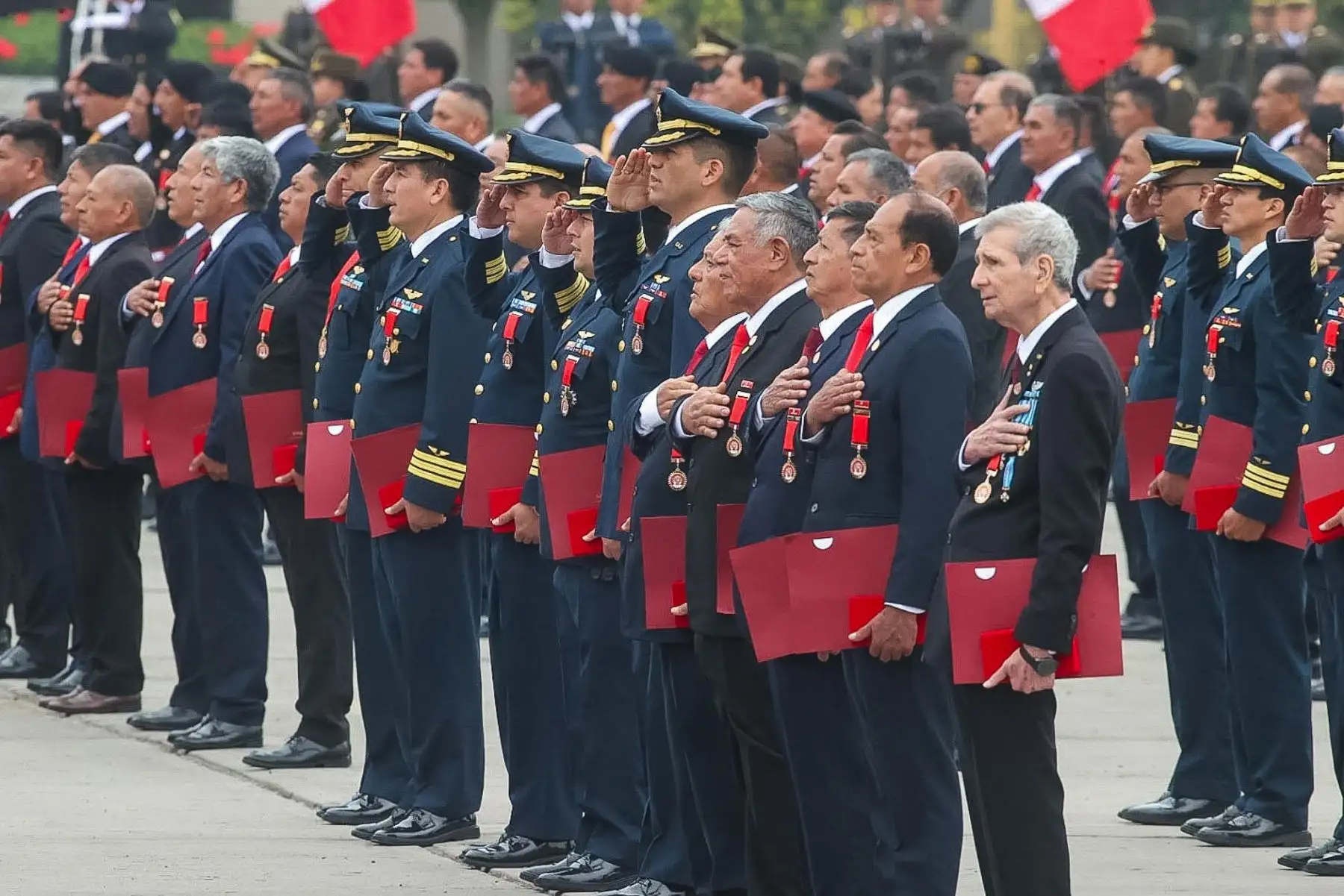 El presidente del Consejo de Ministros, Ernesto Álvarez Miranda, participó junto al ministro de Defensa, César Díaz Peche; el jefe del Comando Conjunto de las Fuerzas Armadas, David Ojeda Parra y altos mandos militares, en la Ceremonia “Medalla al Defensor de la Democracia” que rinde homenaje al valor, la entrega y el compromiso de quienes contribuyeron a defender la paz, la democracia y la institucionalidad en nuestro país.  Foto: ANDINA/Juan Carlos Guzmán El presidente del Consejo de Ministros, Ernesto Álvarez Miranda, participó junto al ministro de Defensa, César Díaz Peche; el jefe del Comando Conjunto de las Fuerzas Armadas, David Ojeda Parra y altos mandos militares, en la Ceremonia “Medalla al Defensor de la Democracia” que rinde homenaje al valor, la entrega y el compromiso de quienes contribuyeron a defender la paz, la democracia y la institucionalidad en nuestro país.  Foto: ANDINA/Juan Carlos Guzmán