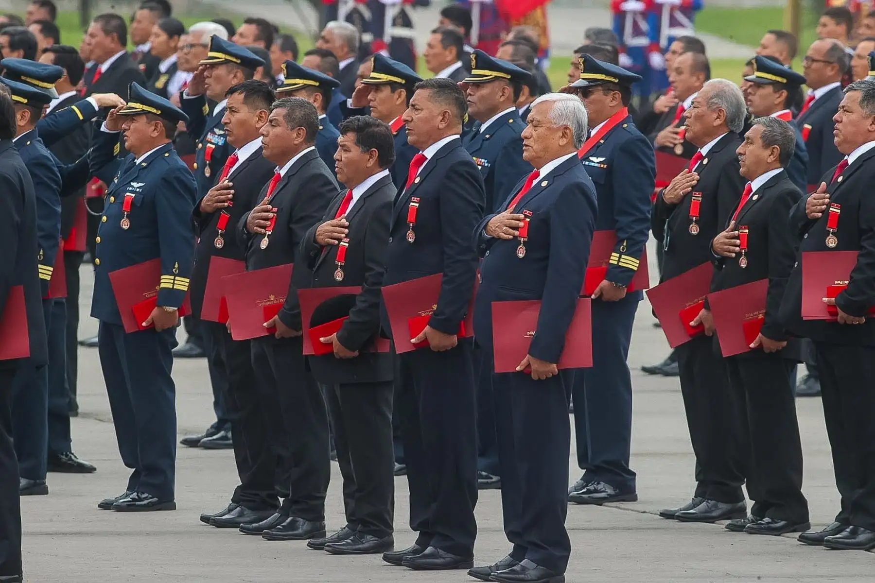 El presidente del Consejo de Ministros, Ernesto Álvarez Miranda, participó junto al ministro de Defensa, César Díaz Peche; el jefe del Comando Conjunto de las Fuerzas Armadas, David Ojeda Parra y altos mandos militares, en la Ceremonia “Medalla al Defensor de la Democracia” que rinde homenaje al valor, la entrega y el compromiso de quienes contribuyeron a defender la paz, la democracia y la institucionalidad en nuestro país.  Foto: ANDINA/Juan Carlos Guzmán El presidente del Consejo de Ministros, Ernesto Álvarez Miranda, participó junto al ministro de Defensa, César Díaz Peche; el jefe del Comando Conjunto de las Fuerzas Armadas, David Ojeda Parra y altos mandos militares, en la Ceremonia “Medalla al Defensor de la Democracia” que rinde homenaje al valor, la entrega y el compromiso de quienes contribuyeron a defender la paz, la democracia y la institucionalidad en nuestro país.  Foto: ANDINA/Juan Carlos Guzmán