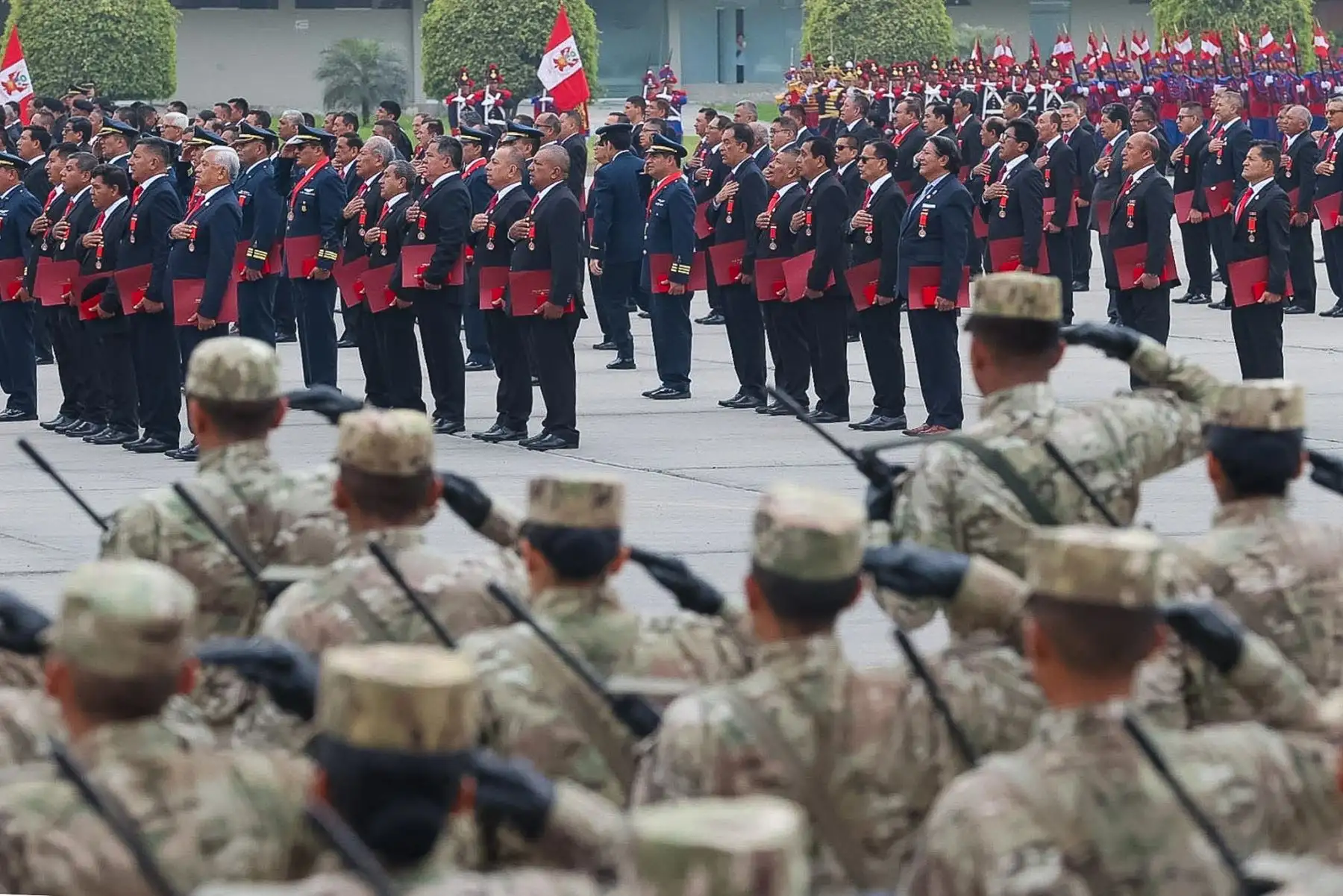 El presidente del Consejo de Ministros, Ernesto Álvarez Miranda, participó junto al ministro de Defensa, César Díaz Peche; el jefe del Comando Conjunto de las Fuerzas Armadas, David Ojeda Parra y altos mandos militares, en la Ceremonia “Medalla al Defensor de la Democracia” que rinde homenaje al valor, la entrega y el compromiso de quienes contribuyeron a defender la paz, la democracia y la institucionalidad en nuestro país.  Foto: ANDINA/Juan Carlos Guzmán El presidente del Consejo de Ministros, Ernesto Álvarez Miranda, participó junto al ministro de Defensa, César Díaz Peche; el jefe del Comando Conjunto de las Fuerzas Armadas, David Ojeda Parra y altos mandos militares, en la Ceremonia “Medalla al Defensor de la Democracia” que rinde homenaje al valor, la entrega y el compromiso de quienes contribuyeron a defender la paz, la democracia y la institucionalidad en nuestro país.  Foto: ANDINA/Juan Carlos Guzmán