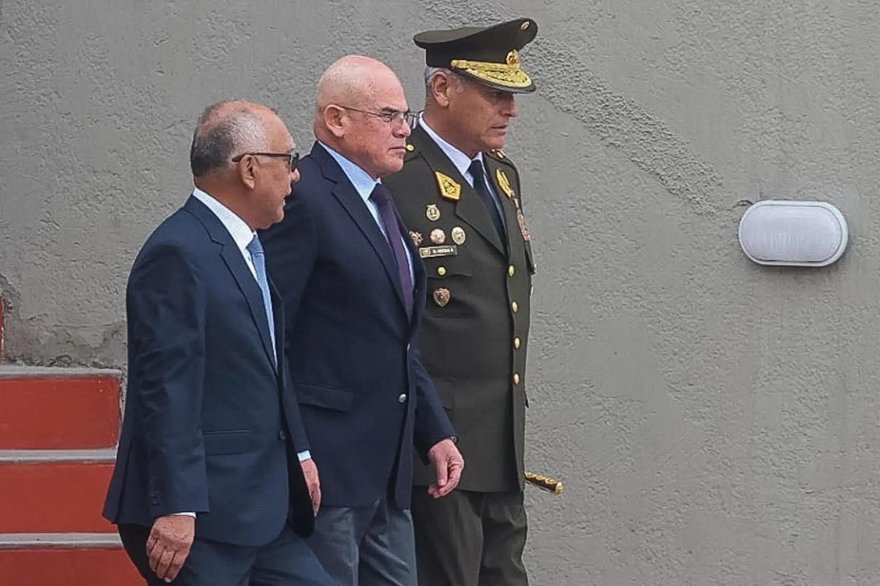 El presidente del Consejo de Ministros, Ernesto Álvarez Miranda, participó junto al ministro de Defensa, César Díaz Peche; el jefe del Comando Conjunto de las Fuerzas Armadas, David Ojeda Parra y altos mandos militares, en la Ceremonia “Medalla al Defensor de la Democracia” que rinde homenaje al valor, la entrega y el compromiso de quienes contribuyeron a defender la paz, la democracia y la institucionalidad en nuestro país.  Foto: ANDINA/Juan Carlos Guzmán El presidente del Consejo de Ministros, Ernesto Álvarez Miranda, participó junto al ministro de Defensa, César Díaz Peche; el jefe del Comando Conjunto de las Fuerzas Armadas, David Ojeda Parra y altos mandos militares, en la Ceremonia “Medalla al Defensor de la Democracia” que rinde homenaje al valor, la entrega y el compromiso de quienes contribuyeron a defender la paz, la democracia y la institucionalidad en nuestro país.  Foto: ANDINA/Juan Carlos Guzmán