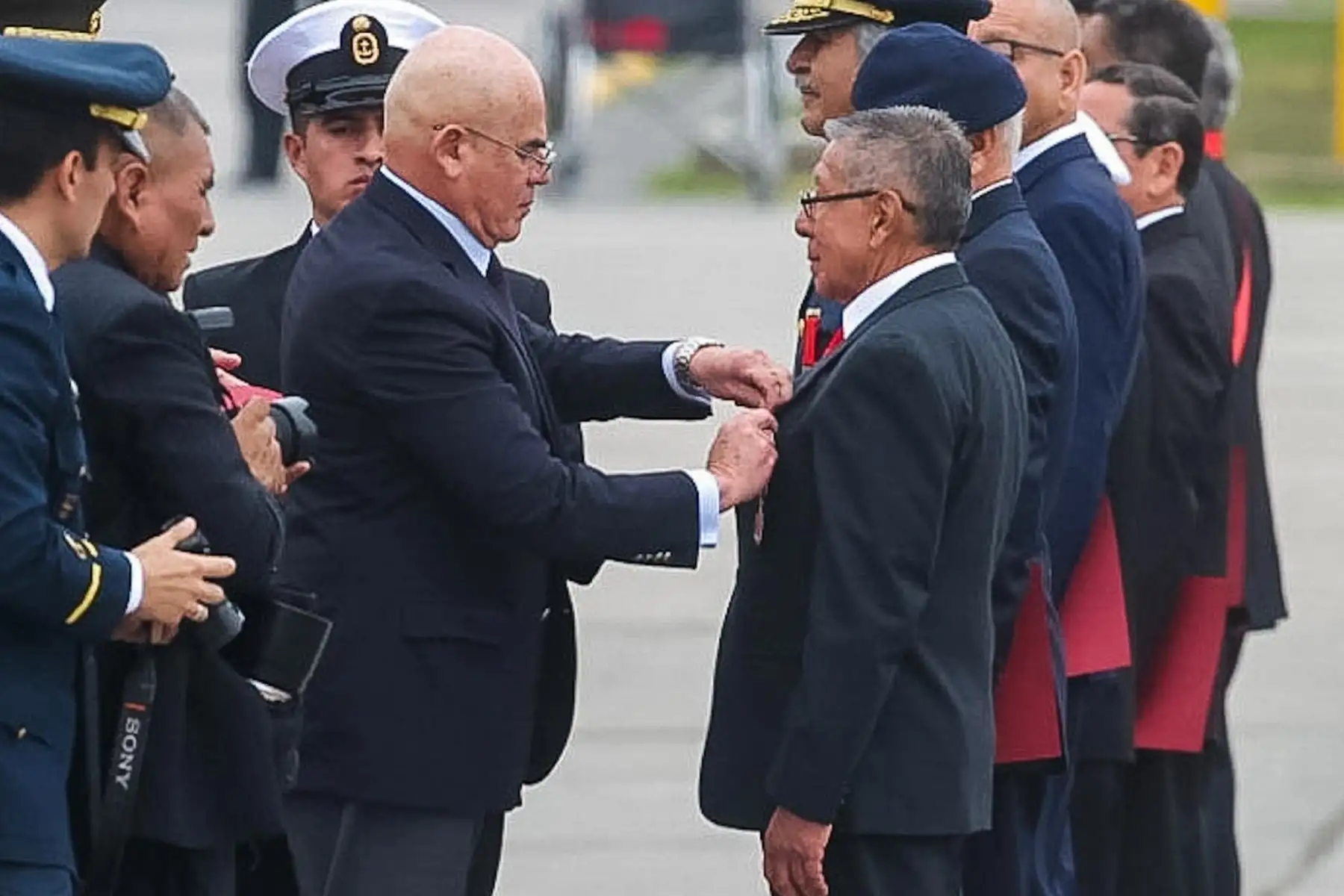 El presidente del Consejo de Ministros, Ernesto Álvarez Miranda, participó junto al ministro de Defensa, César Díaz Peche; el jefe del Comando Conjunto de las Fuerzas Armadas, David Ojeda Parra y altos mandos militares, en la Ceremonia “Medalla al Defensor de la Democracia” que rinde homenaje al valor, la entrega y el compromiso de quienes contribuyeron a defender la paz, la democracia y la institucionalidad en nuestro país.  Foto: ANDINA/Juan Carlos Guzmán El presidente del Consejo de Ministros, Ernesto Álvarez Miranda, participó junto al ministro de Defensa, César Díaz Peche; el jefe del Comando Conjunto de las Fuerzas Armadas, David Ojeda Parra y altos mandos militares, en la Ceremonia “Medalla al Defensor de la Democracia” que rinde homenaje al valor, la entrega y el compromiso de quienes contribuyeron a defender la paz, la democracia y la institucionalidad en nuestro país.  Foto: ANDINA/Juan Carlos Guzmán