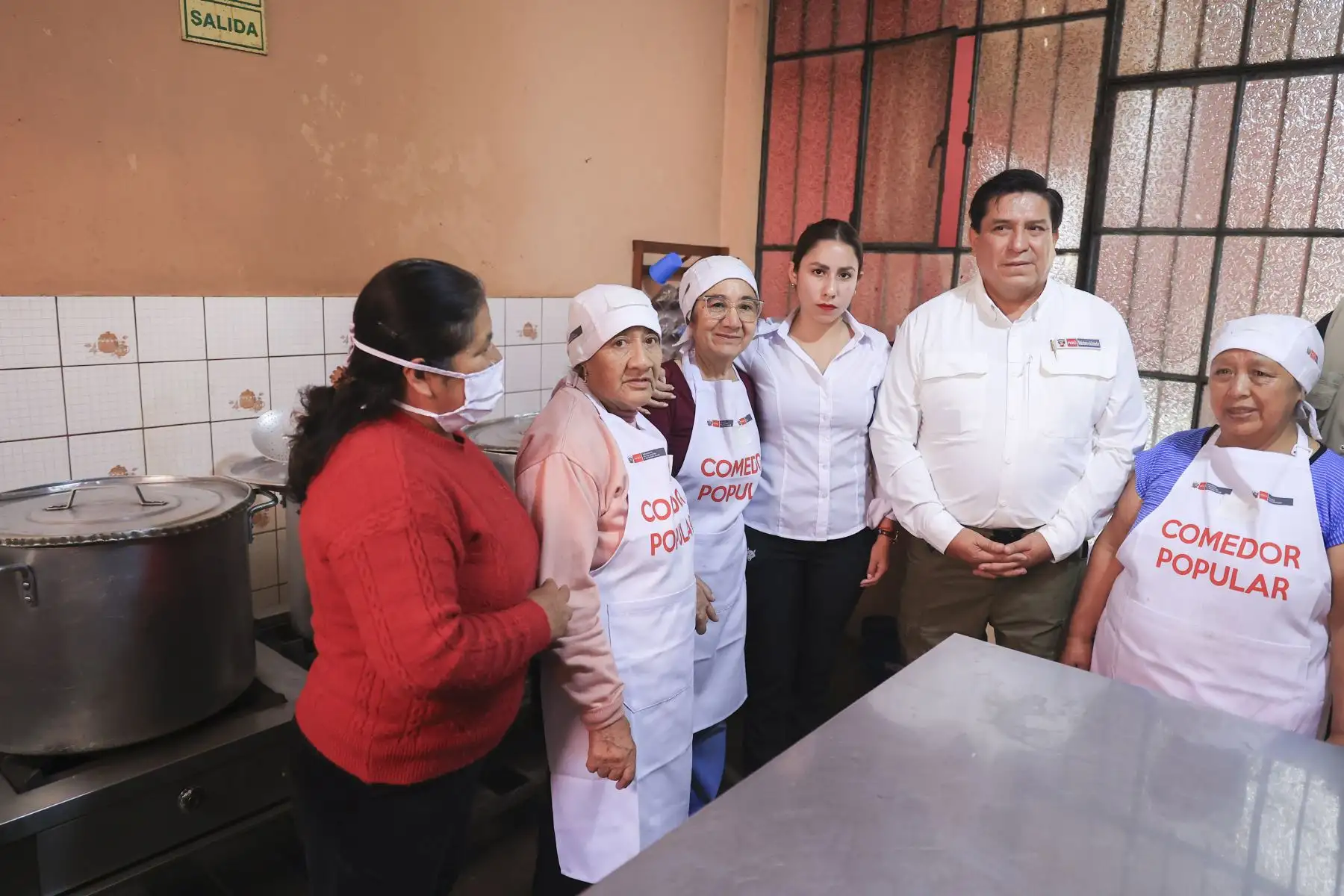 La ministra de Desarrollo e Inclusión Social, Lesly Shica, junto al titular del sector Interior, Vicente Tiburcio, llegaron al distrito de San Juan de Lurigancho para articular acciones y brindar seguridad a los comedores populares y ollas comunes, en atención al llamado de usuarias que han sido víctimas de robos en los últimos días, como el caso del comedor "Señor de Los Milagros". Foto: ANDINA/Jhonel Rodríguez Robles La ministra de Desarrollo e Inclusión Social, Lesly Shica, junto al titular del sector Interior, Vicente Tiburcio, llegaron al distrito de San Juan de Lurigancho para articular acciones y brindar seguridad a los comedores populares y ollas comunes, en atención al llamado de usuarias que han sido víctimas de robos en los últimos días, como el caso del comedor "Señor de Los Milagros". Foto: ANDINA/Jhonel Rodríguez Robles