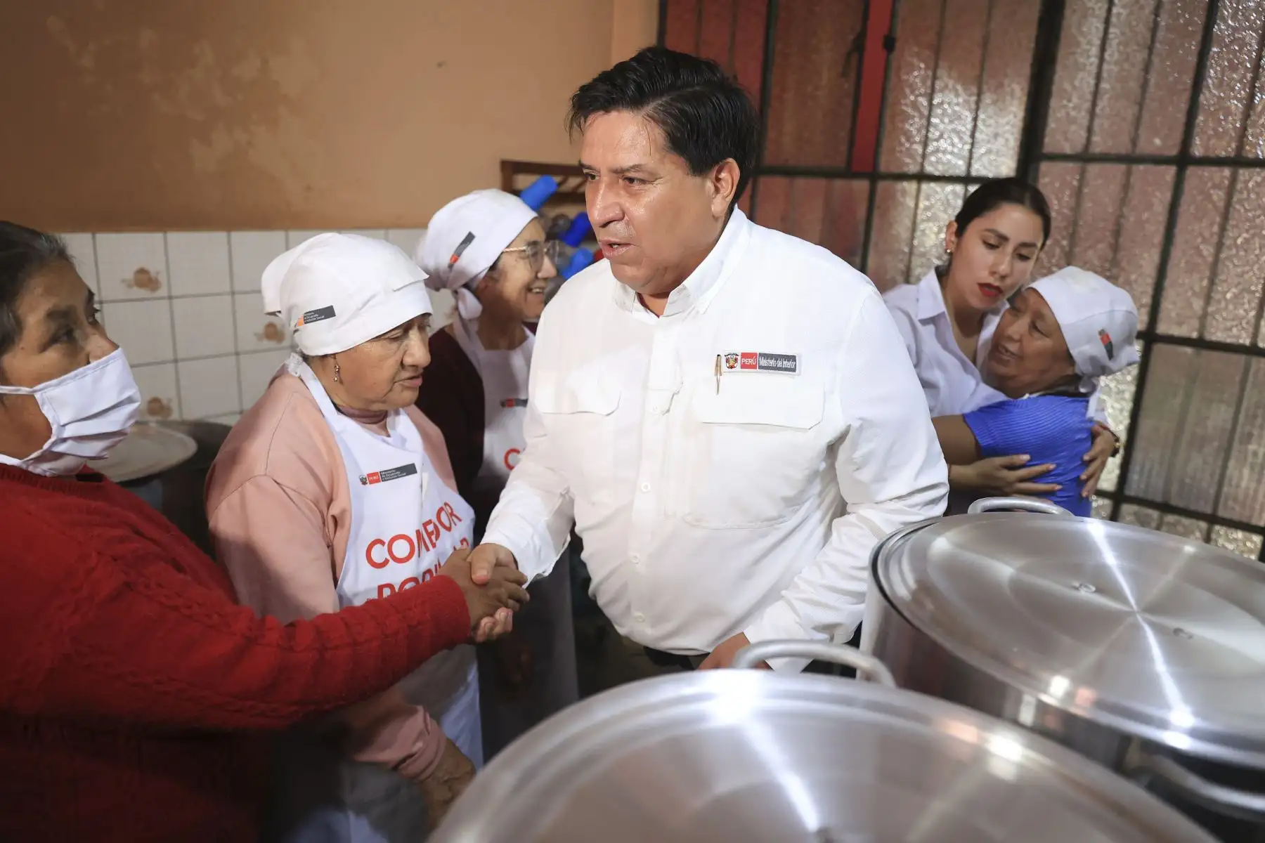 La ministra de Desarrollo e Inclusión Social, Lesly Shica, junto al titular del sector Interior, Vicente Tiburcio, llegaron al distrito de San Juan de Lurigancho para articular acciones y brindar seguridad a los comedores populares y ollas comunes, en atención al llamado de usuarias que han sido víctimas de robos en los últimos días, como el caso del comedor "Señor de Los Milagros". Foto: ANDINA/Jhonel Rodríguez Robles La ministra de Desarrollo e Inclusión Social, Lesly Shica, junto al titular del sector Interior, Vicente Tiburcio, llegaron al distrito de San Juan de Lurigancho para articular acciones y brindar seguridad a los comedores populares y ollas comunes, en atención al llamado de usuarias que han sido víctimas de robos en los últimos días, como el caso del comedor "Señor de Los Milagros". Foto: ANDINA/Jhonel Rodríguez Robles