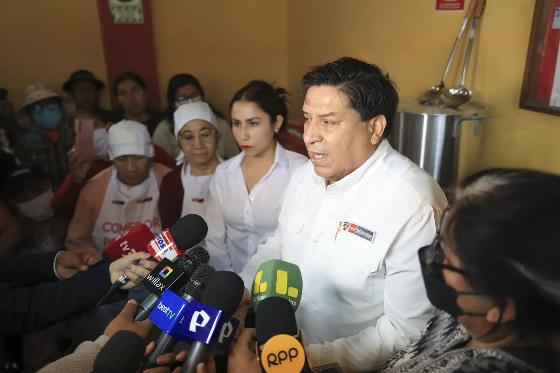 La ministra de Desarrollo e Inclusión Social, Lesly Shica, junto al titular del sector Interior, Vicente Tiburcio, llegaron al distrito de San Juan de Lurigancho para articular acciones y brindar seguridad a los comedores populares y ollas comunes, en atención al llamado de usuarias que han sido víctimas de robos en los últimos días, como el caso del comedor "Señor de Los Milagros". Foto: ANDINA/Jhonel Rodríguez Robles La ministra de Desarrollo e Inclusión Social, Lesly Shica, junto al titular del sector Interior, Vicente Tiburcio, llegaron al distrito de San Juan de Lurigancho para articular acciones y brindar seguridad a los comedores populares y ollas comunes, en atención al llamado de usuarias que han sido víctimas de robos en los últimos días, como el caso del comedor "Señor de Los Milagros". Foto: ANDINA/Jhonel Rodríguez Robles