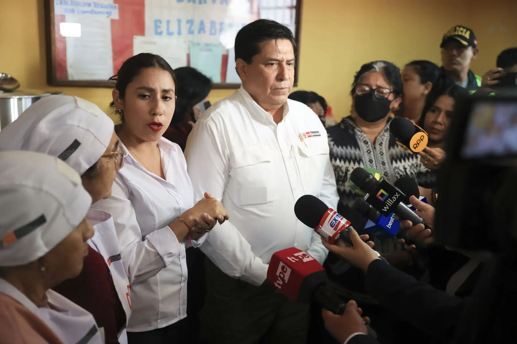 La ministra de Desarrollo e Inclusión Social, Lesly Shica, junto al titular del sector Interior, Vicente Tiburcio, llegaron al distrito de San Juan de Lurigancho para articular acciones y brindar seguridad a los comedores populares y ollas comunes, en atención al llamado de usuarias que han sido víctimas de robos en los últimos días, como el caso del comedor "Señor de Los Milagros". Foto: ANDINA/Jhonel Rodríguez Robles La ministra de Desarrollo e Inclusión Social, Lesly Shica, junto al titular del sector Interior, Vicente Tiburcio, llegaron al distrito de San Juan de Lurigancho para articular acciones y brindar seguridad a los comedores populares y ollas comunes, en atención al llamado de usuarias que han sido víctimas de robos en los últimos días, como el caso del comedor "Señor de Los Milagros". Foto: ANDINA/Jhonel Rodríguez Robles