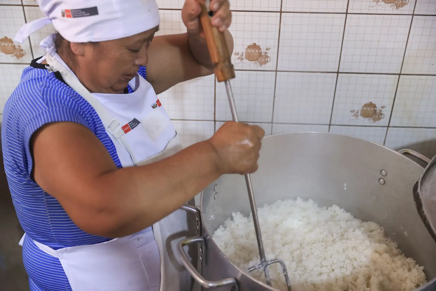 La ministra de Desarrollo e Inclusión Social, Lesly Shica, junto al titular del sector Interior, Vicente Tiburcio, llegaron al distrito de San Juan de Lurigancho para articular acciones y brindar seguridad a los comedores populares y ollas comunes, en atención al llamado de usuarias que han sido víctimas de robos en los últimos días, como el caso del comedor "Señor de Los Milagros". Foto: ANDINA/Jhonel Rodríguez Robles La ministra de Desarrollo e Inclusión Social, Lesly Shica, junto al titular del sector Interior, Vicente Tiburcio, llegaron al distrito de San Juan de Lurigancho para articular acciones y brindar seguridad a los comedores populares y ollas comunes, en atención al llamado de usuarias que han sido víctimas de robos en los últimos días, como el caso del comedor "Señor de Los Milagros". Foto: ANDINA/Jhonel Rodríguez Robles