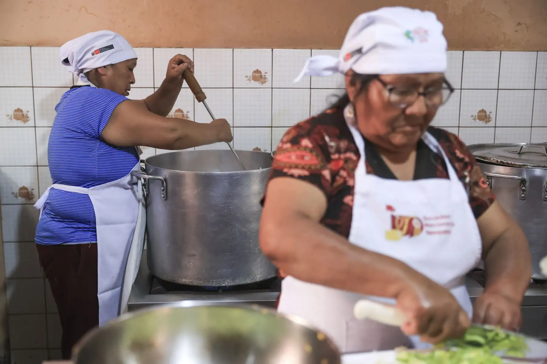 La ministra de Desarrollo e Inclusión Social, Lesly Shica, junto al titular del sector Interior, Vicente Tiburcio, llegaron al distrito de San Juan de Lurigancho para articular acciones y brindar seguridad a los comedores populares y ollas comunes, en atención al llamado de usuarias que han sido víctimas de robos en los últimos días, como el caso del comedor "Señor de Los Milagros". Foto: ANDINA/Jhonel Rodríguez Robles La ministra de Desarrollo e Inclusión Social, Lesly Shica, junto al titular del sector Interior, Vicente Tiburcio, llegaron al distrito de San Juan de Lurigancho para articular acciones y brindar seguridad a los comedores populares y ollas comunes, en atención al llamado de usuarias que han sido víctimas de robos en los últimos días, como el caso del comedor "Señor de Los Milagros". Foto: ANDINA/Jhonel Rodríguez Robles