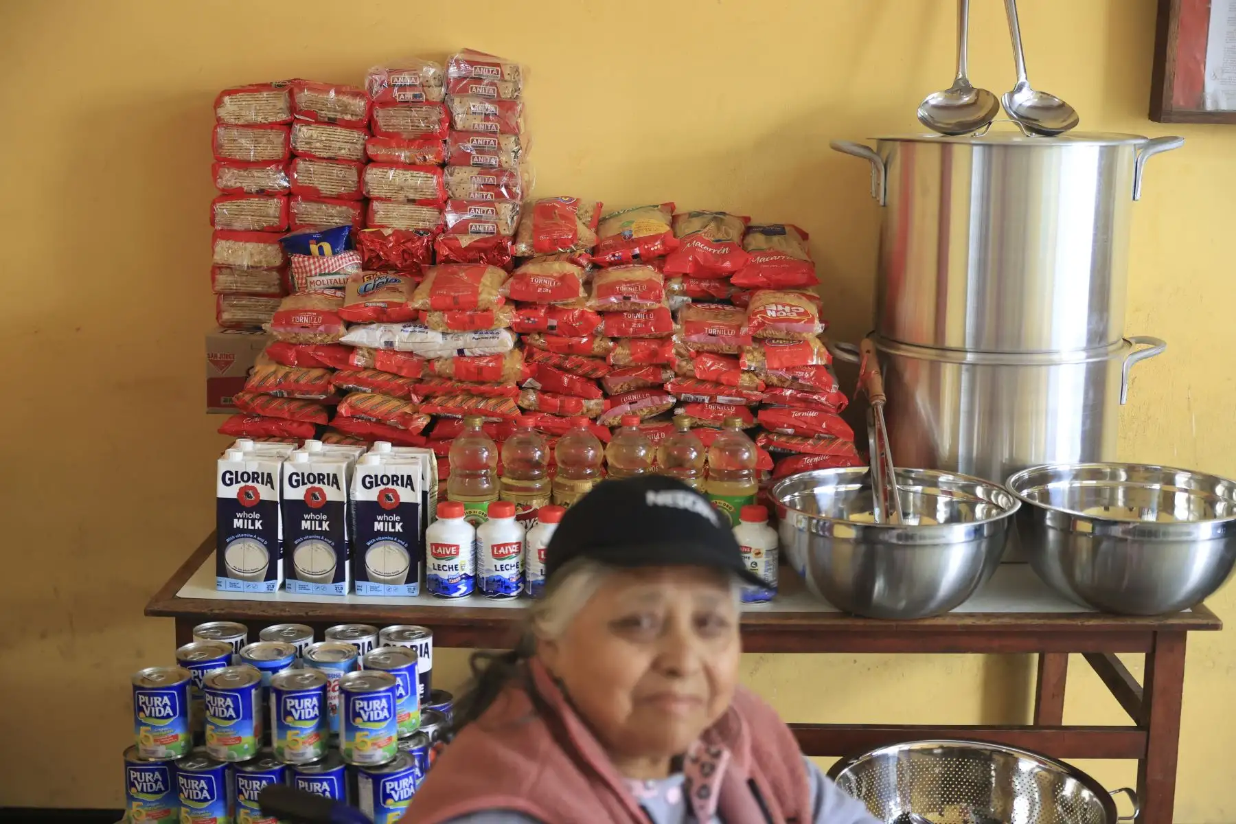 La ministra de Desarrollo e Inclusión Social, Lesly Shica, junto al titular del sector Interior, Vicente Tiburcio, llegaron al distrito de San Juan de Lurigancho para articular acciones y brindar seguridad a los comedores populares y ollas comunes, en atención al llamado de usuarias que han sido víctimas de robos en los últimos días, como el caso del comedor "Señor de Los Milagros". Foto: ANDINA/Jhonel Rodríguez Robles La ministra de Desarrollo e Inclusión Social, Lesly Shica, junto al titular del sector Interior, Vicente Tiburcio, llegaron al distrito de San Juan de Lurigancho para articular acciones y brindar seguridad a los comedores populares y ollas comunes, en atención al llamado de usuarias que han sido víctimas de robos en los últimos días, como el caso del comedor "Señor de Los Milagros". Foto: ANDINA/Jhonel Rodríguez Robles