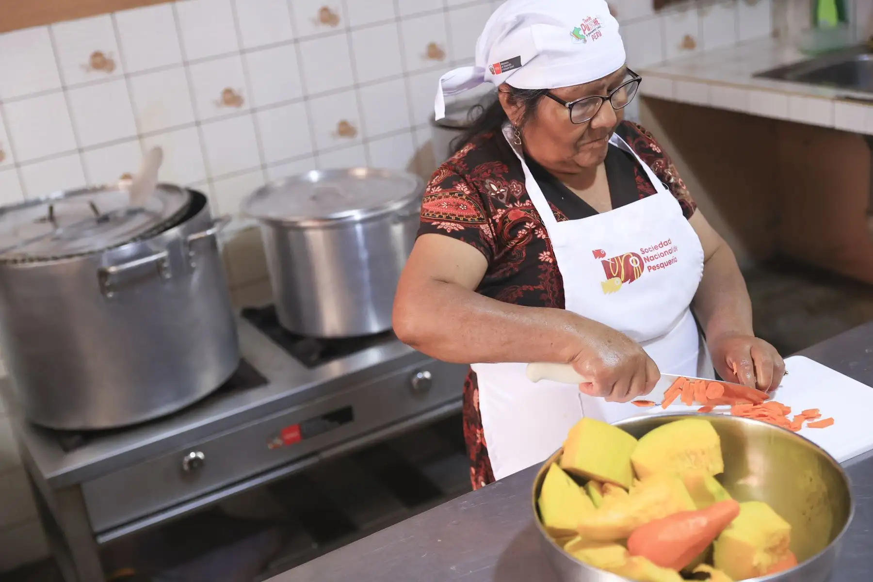 La ministra de Desarrollo e Inclusión Social, Lesly Shica, junto al titular del sector Interior, Vicente Tiburcio, llegaron al distrito de San Juan de Lurigancho para articular acciones y brindar seguridad a los comedores populares y ollas comunes, en atención al llamado de usuarias que han sido víctimas de robos en los últimos días, como el caso del comedor "Señor de Los Milagros". Foto: ANDINA/Jhonel Rodríguez Robles La ministra de Desarrollo e Inclusión Social, Lesly Shica, junto al titular del sector Interior, Vicente Tiburcio, llegaron al distrito de San Juan de Lurigancho para articular acciones y brindar seguridad a los comedores populares y ollas comunes, en atención al llamado de usuarias que han sido víctimas de robos en los últimos días, como el caso del comedor "Señor de Los Milagros". Foto: ANDINA/Jhonel Rodríguez Robles