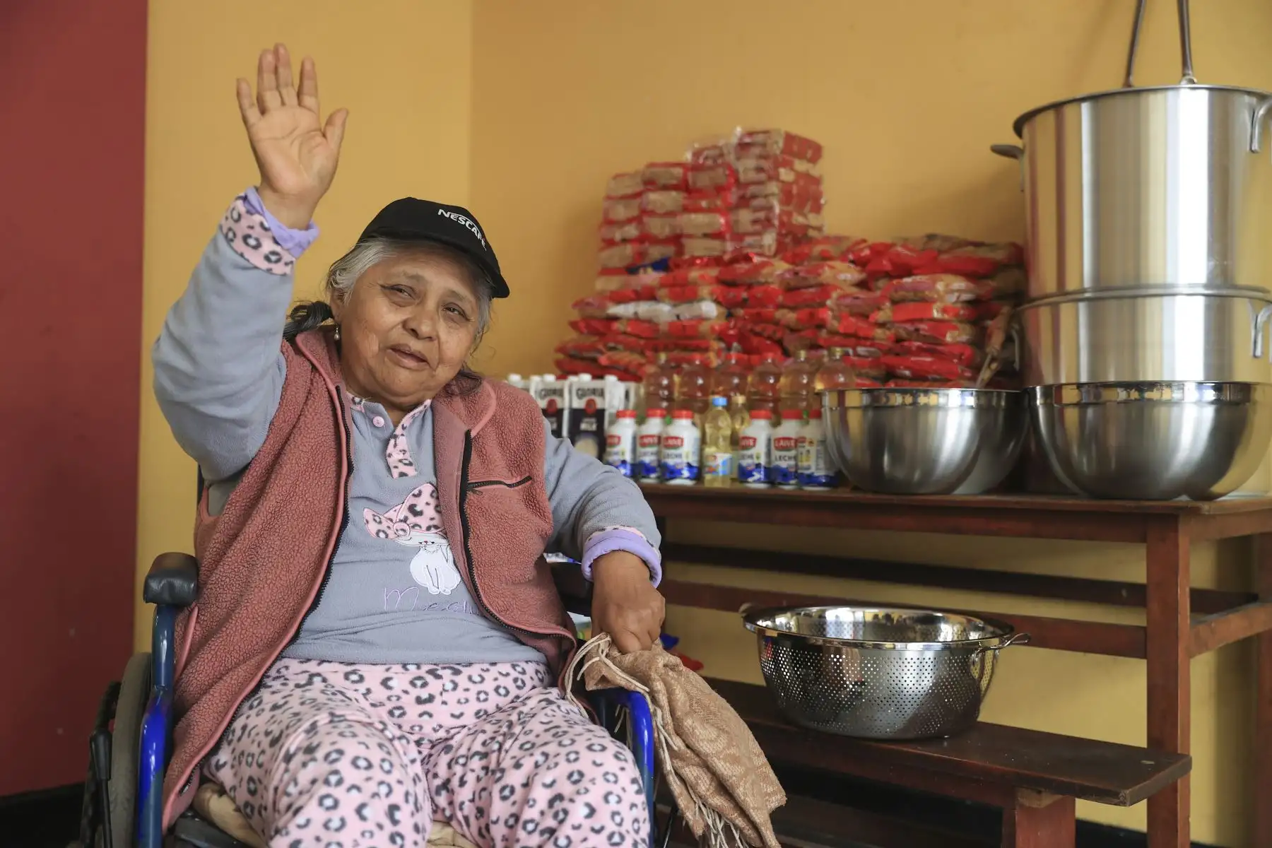 La ministra de Desarrollo e Inclusión Social, Lesly Shica, junto al titular del sector Interior, Vicente Tiburcio, llegaron al distrito de San Juan de Lurigancho para articular acciones y brindar seguridad a los comedores populares y ollas comunes, en atención al llamado de usuarias que han sido víctimas de robos en los últimos días, como el caso del comedor "Señor de Los Milagros". Foto: ANDINA/Jhonel Rodríguez Robles La ministra de Desarrollo e Inclusión Social, Lesly Shica, junto al titular del sector Interior, Vicente Tiburcio, llegaron al distrito de San Juan de Lurigancho para articular acciones y brindar seguridad a los comedores populares y ollas comunes, en atención al llamado de usuarias que han sido víctimas de robos en los últimos días, como el caso del comedor "Señor de Los Milagros". Foto: ANDINA/Jhonel Rodríguez Robles