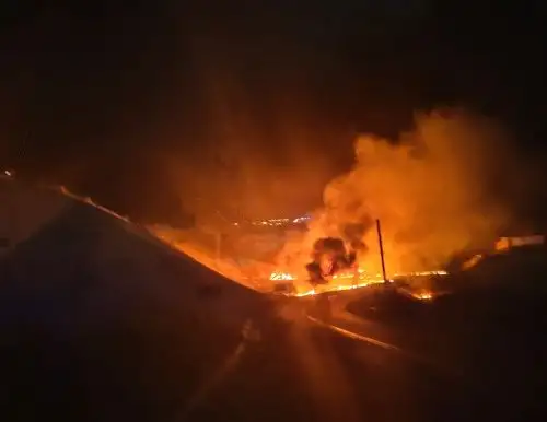 Uno de los camiones que protagonizó el accidente en la carretera Panamericana Sur en Arequipa, transportaba combustible. El choque, que dejó una persona fallecida, provocó una fuerte explosión. Foto: Radio Chala/Facebook