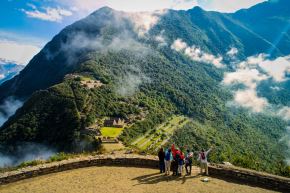 Perú posee una diversidad de impresionantes monumentos arqueológicos y hermosos paisajes naturales que lo convierten en un destino turístico privilegiado.