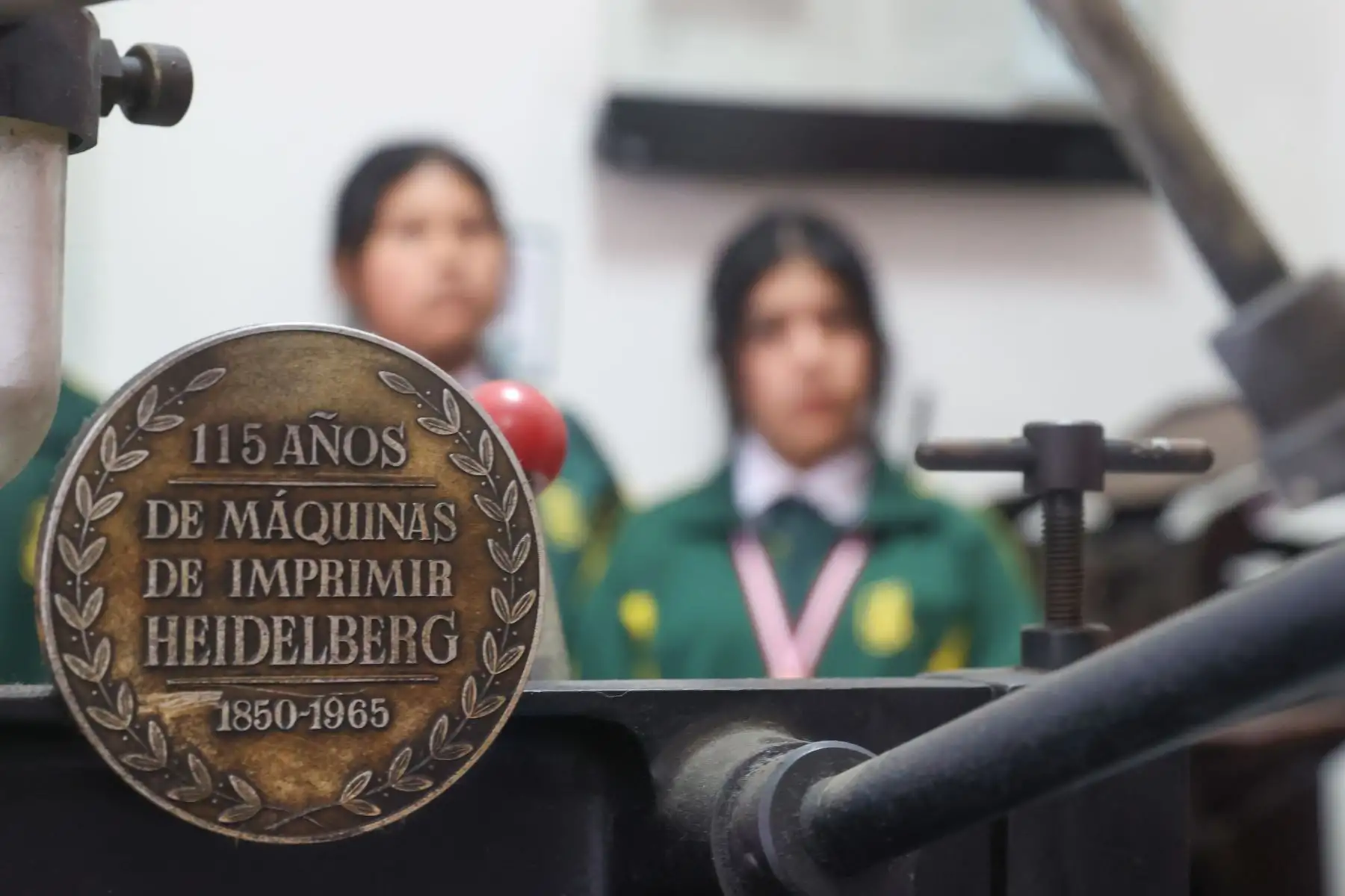 Proyecto Niño Patriota Bicentenario, con alumnos de los centros educativos IEP Belen de Jesús de SMP,  IEP La Católica del Callao,  Academia Panvas-SanMarcosUni,  IE PNP Martín Esquicha Bernedo de San Juan de Lurigancho, y  IE Juan Guerrero Quimper de Villa María del Triunfo; visitaron Editora Perú y participaron de la inauguración de la exposición de portadas históricas. Foto: ANDINA/Melina Mejía Proyecto Niño Patriota Bicentenario, con alumnos de los centros educativos IEP Belen de Jesús de SMP,  IEP La Católica del Callao,  Academia Panvas-SanMarcosUni,  IE PNP Martín Esquicha Bernedo de San Juan de Lurigancho, y  IE Juan Guerrero Quimper de Villa María del Triunfo; visitaron Editora Perú y participaron de la inauguración de la exposición de portadas históricas. Foto: ANDINA/Melina Mejía