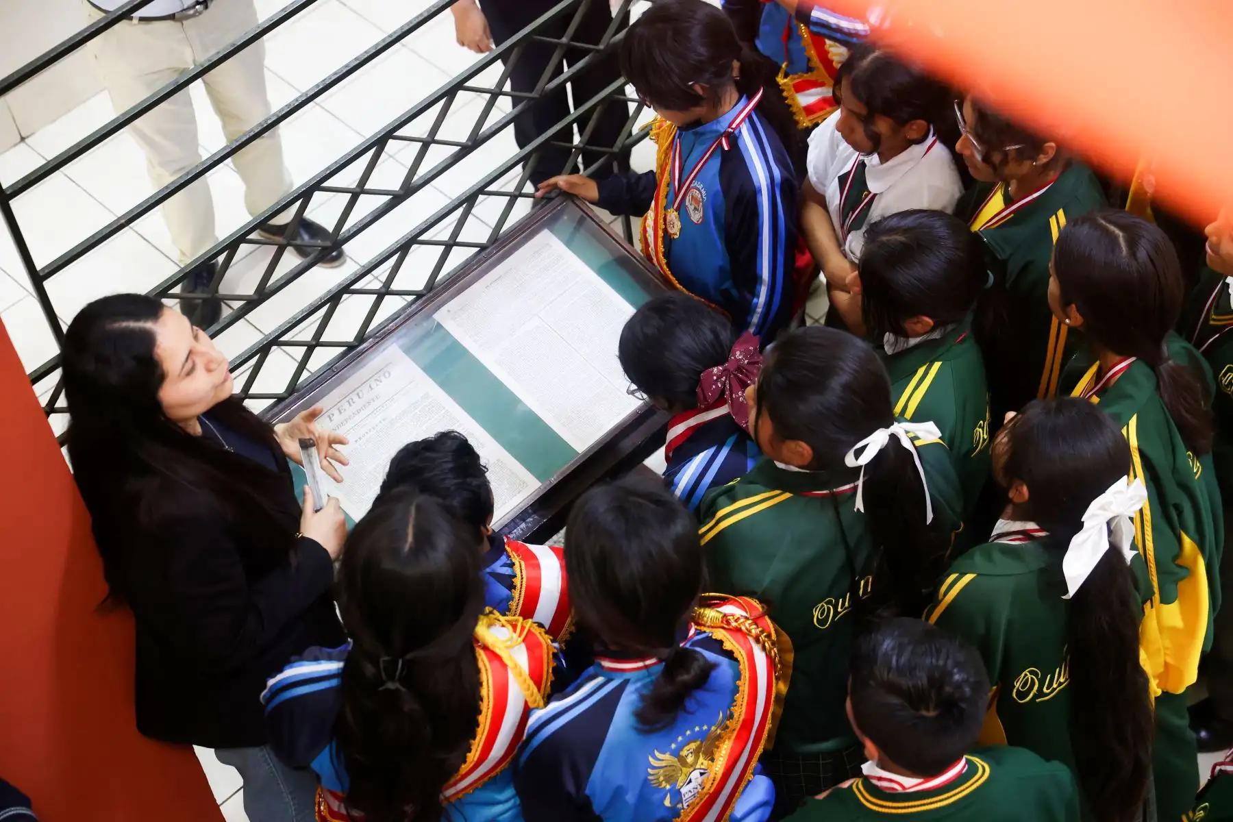 Proyecto Niño Patriota Bicentenario, con alumnos de los centros educativos IEP Belen de Jesús de SMP,  IEP La Católica del Callao,  Academia Panvas-SanMarcosUni,  IE PNP Martín Esquicha Bernedo de San Juan de Lurigancho, y  IE Juan Guerrero Quimper de Villa María del Triunfo; visitaron Editora Perú y participaron de la inauguración de la exposición de portadas históricas. Foto: ANDINA/Melina Mejía Proyecto Niño Patriota Bicentenario, con alumnos de los centros educativos IEP Belen de Jesús de SMP,  IEP La Católica del Callao,  Academia Panvas-SanMarcosUni,  IE PNP Martín Esquicha Bernedo de San Juan de Lurigancho, y  IE Juan Guerrero Quimper de Villa María del Triunfo; visitaron Editora Perú y participaron de la inauguración de la exposición de portadas históricas. Foto: ANDINA/Melina Mejía