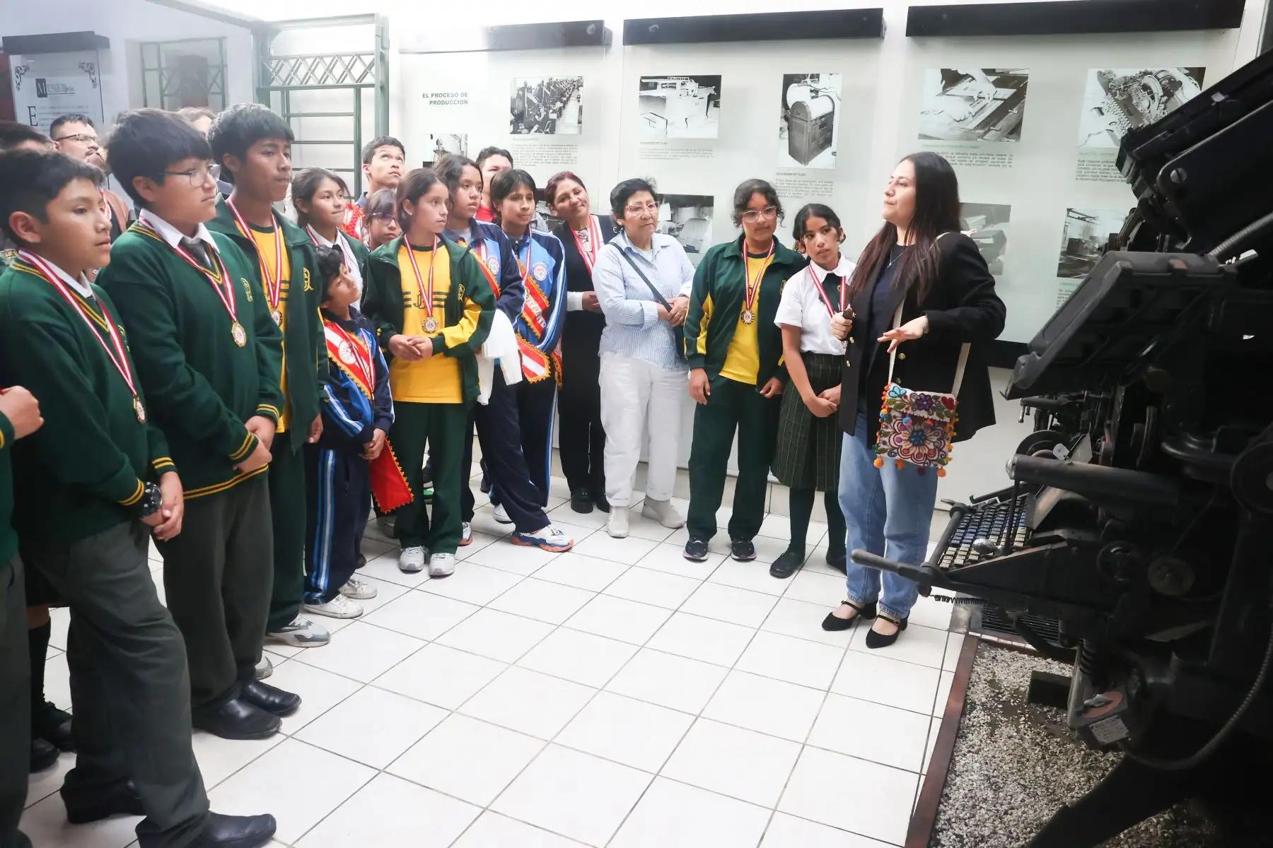 Proyecto Niño Patriota Bicentenario, con alumnos de los centros educativos IEP Belen de Jesús de SMP,  IEP La Católica del Callao,  Academia Panvas-SanMarcosUni,  IE PNP Martín Esquicha Bernedo de San Juan de Lurigancho, y  IE Juan Guerrero Quimper de Villa María del Triunfo; visitaron Editora Perú y participaron de la inauguración de la exposición de portadas históricas. Foto: ANDINA/Melina Mejía Proyecto Niño Patriota Bicentenario, con alumnos de los centros educativos IEP Belen de Jesús de SMP,  IEP La Católica del Callao,  Academia Panvas-SanMarcosUni,  IE PNP Martín Esquicha Bernedo de San Juan de Lurigancho, y  IE Juan Guerrero Quimper de Villa María del Triunfo; visitaron Editora Perú y participaron de la inauguración de la exposición de portadas históricas. Foto: ANDINA/Melina Mejía