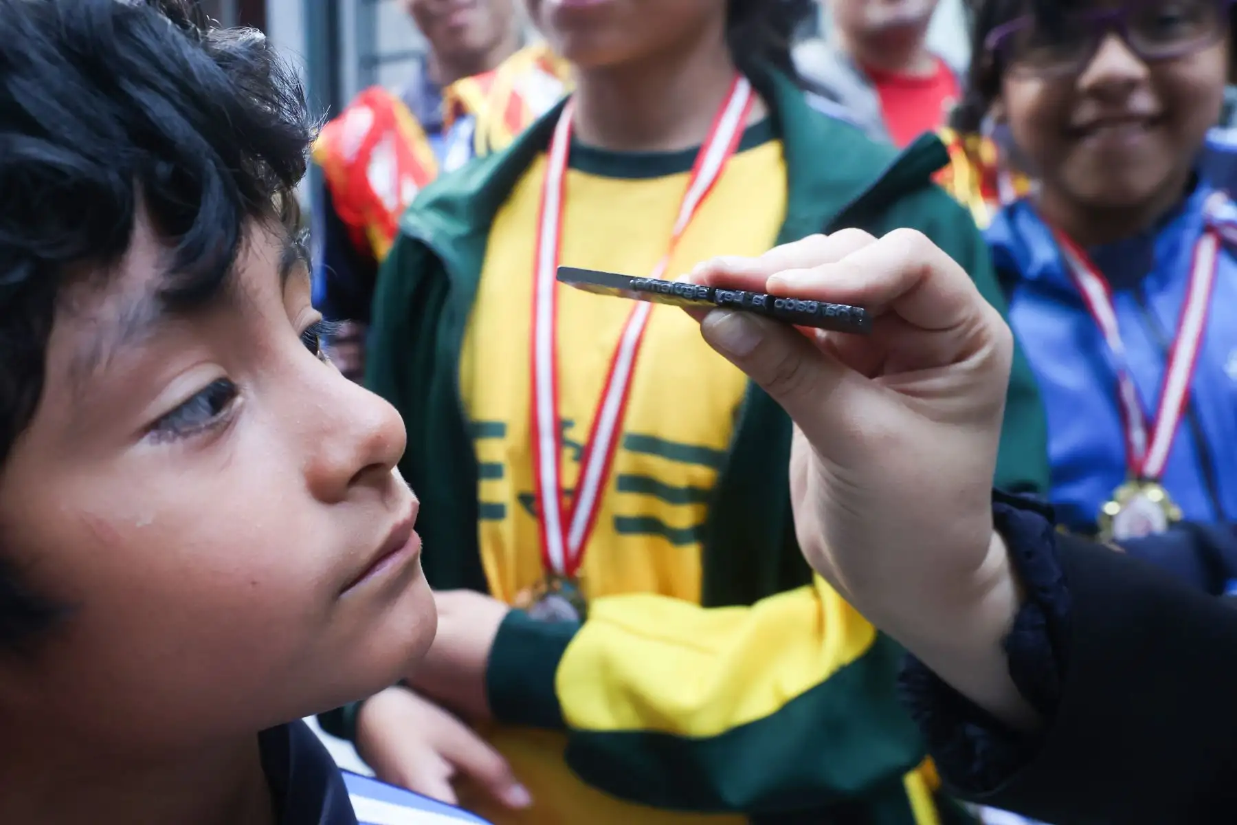 Proyecto Niño Patriota Bicentenario, con alumnos de los centros educativos IEP Belen de Jesús de SMP,  IEP La Católica del Callao,  Academia Panvas-SanMarcosUni,  IE PNP Martín Esquicha Bernedo de San Juan de Lurigancho, y  IE Juan Guerrero Quimper de Villa María del Triunfo; visitaron Editora Perú y participaron de la inauguración de la exposición de portadas históricas. Foto: ANDINA/Melina Mejía Proyecto Niño Patriota Bicentenario, con alumnos de los centros educativos IEP Belen de Jesús de SMP,  IEP La Católica del Callao,  Academia Panvas-SanMarcosUni,  IE PNP Martín Esquicha Bernedo de San Juan de Lurigancho, y  IE Juan Guerrero Quimper de Villa María del Triunfo; visitaron Editora Perú y participaron de la inauguración de la exposición de portadas históricas. Foto: ANDINA/Melina Mejía
