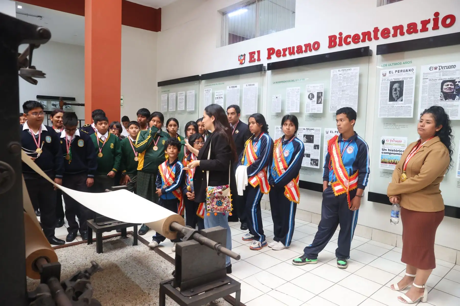 Proyecto Niño Patriota Bicentenario, con alumnos de los centros educativos IEP Belen de Jesús de SMP,  IEP La Católica del Callao,  Academia Panvas-SanMarcosUni,  IE PNP Martín Esquicha Bernedo de San Juan de Lurigancho, y  IE Juan Guerrero Quimper de Villa María del Triunfo; visitaron Editora Perú y participaron de la inauguración de la exposición de portadas históricas. Foto: ANDINA/Melina Mejía Proyecto Niño Patriota Bicentenario, con alumnos de los centros educativos IEP Belen de Jesús de SMP,  IEP La Católica del Callao,  Academia Panvas-SanMarcosUni,  IE PNP Martín Esquicha Bernedo de San Juan de Lurigancho, y  IE Juan Guerrero Quimper de Villa María del Triunfo; visitaron Editora Perú y participaron de la inauguración de la exposición de portadas históricas. Foto: ANDINA/Melina Mejía