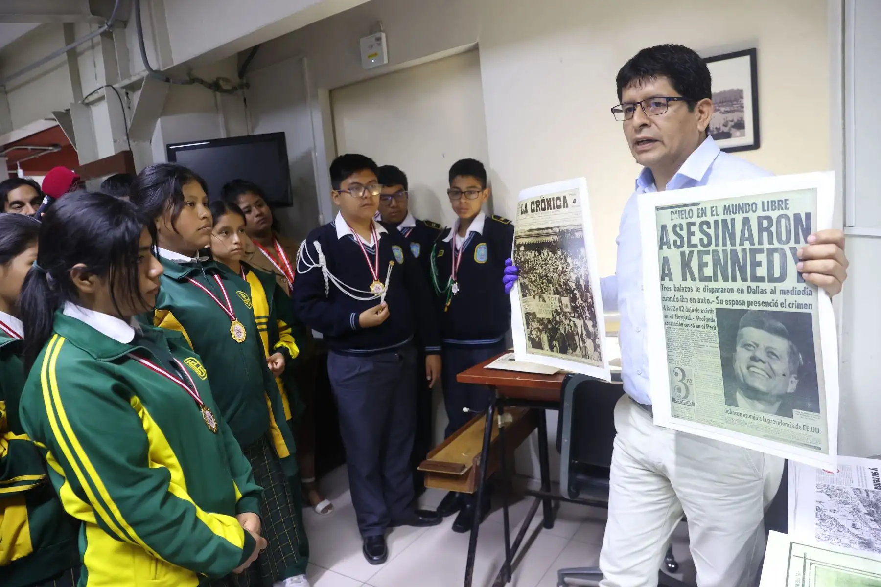 Proyecto Niño Patriota Bicentenario, con alumnos de los centros educativos IEP Belen de Jesús de SMP,  IEP La Católica del Callao,  Academia Panvas-SanMarcosUni,  IE PNP Martín Esquicha Bernedo de San Juan de Lurigancho, y  IE Juan Guerrero Quimper de Villa María del Triunfo; visitaron Editora Perú y participaron de la inauguración de la exposición de portadas históricas. Foto: ANDINA/Melina Mejía Proyecto Niño Patriota Bicentenario, con alumnos de los centros educativos IEP Belen de Jesús de SMP,  IEP La Católica del Callao,  Academia Panvas-SanMarcosUni,  IE PNP Martín Esquicha Bernedo de San Juan de Lurigancho, y  IE Juan Guerrero Quimper de Villa María del Triunfo; visitaron Editora Perú y participaron de la inauguración de la exposición de portadas históricas. Foto: ANDINA/Melina Mejía