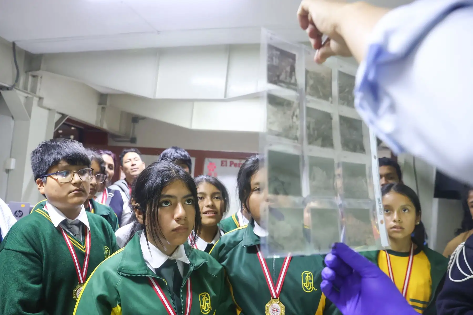 Proyecto Niño Patriota Bicentenario, con alumnos de los centros educativos IEP Belen de Jesús de SMP,  IEP La Católica del Callao,  Academia Panvas-SanMarcosUni,  IE PNP Martín Esquicha Bernedo de San Juan de Lurigancho, y  IE Juan Guerrero Quimper de Villa María del Triunfo; visitaron Editora Perú y participaron de la inauguración de la exposición de portadas históricas. Foto: ANDINA/Melina Mejía Proyecto Niño Patriota Bicentenario, con alumnos de los centros educativos IEP Belen de Jesús de SMP,  IEP La Católica del Callao,  Academia Panvas-SanMarcosUni,  IE PNP Martín Esquicha Bernedo de San Juan de Lurigancho, y  IE Juan Guerrero Quimper de Villa María del Triunfo; visitaron Editora Perú y participaron de la inauguración de la exposición de portadas históricas. Foto: ANDINA/Melina Mejía