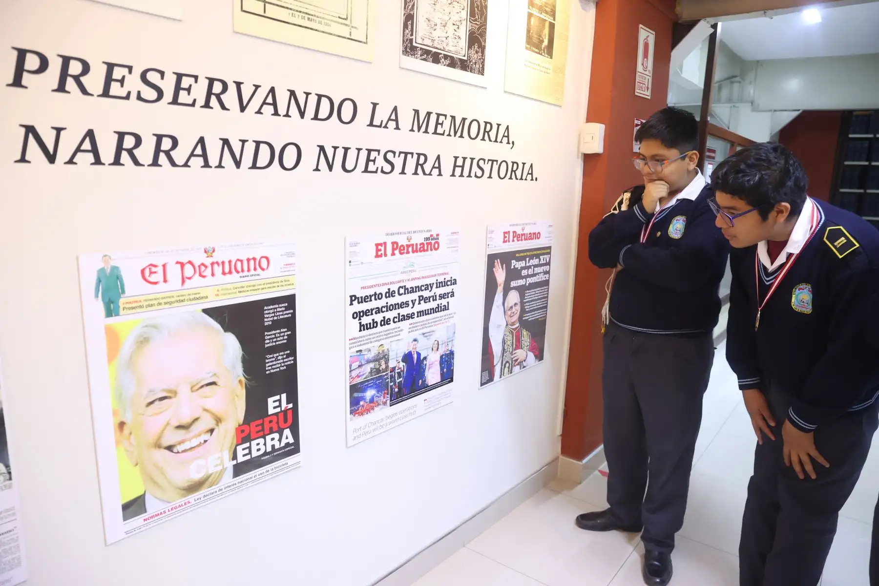 Proyecto Niño Patriota Bicentenario, con alumnos de los centros educativos IEP Belen de Jesús de SMP,  IEP La Católica del Callao,  Academia Panvas-SanMarcosUni,  IE PNP Martín Esquicha Bernedo de San Juan de Lurigancho, y  IE Juan Guerrero Quimper de Villa María del Triunfo; visitaron Editora Perú y participaron de la inauguración de la exposición de portadas históricas. Foto: ANDINA/Melina Mejía Proyecto Niño Patriota Bicentenario, con alumnos de los centros educativos IEP Belen de Jesús de SMP,  IEP La Católica del Callao,  Academia Panvas-SanMarcosUni,  IE PNP Martín Esquicha Bernedo de San Juan de Lurigancho, y  IE Juan Guerrero Quimper de Villa María del Triunfo; visitaron Editora Perú y participaron de la inauguración de la exposición de portadas históricas. Foto: ANDINA/Melina Mejía