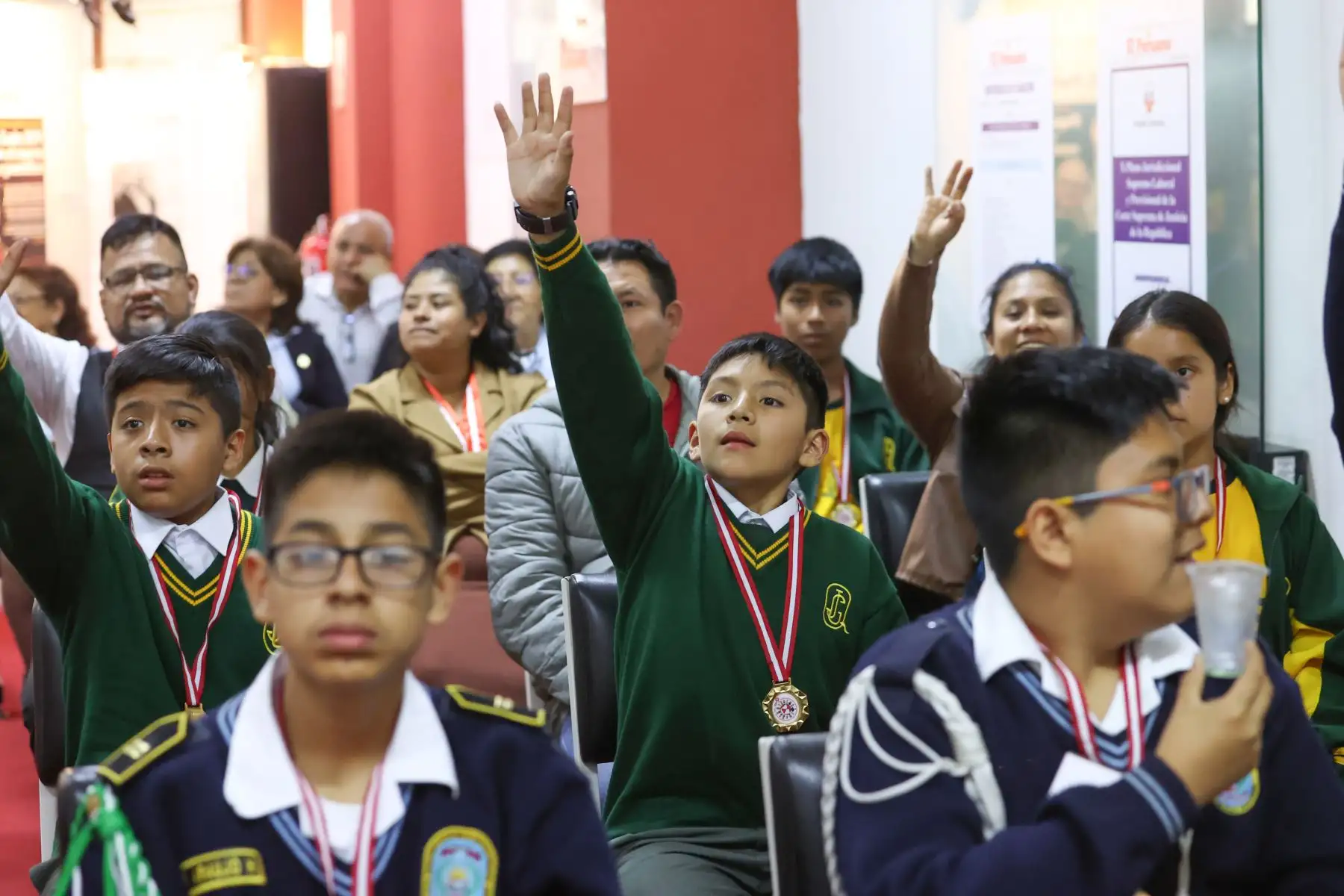 Proyecto Niño Patriota Bicentenario, con alumnos de los centros educativos IEP Belen de Jesús de SMP,  IEP La Católica del Callao,  Academia Panvas-SanMarcosUni,  IE PNP Martín Esquicha Bernedo de San Juan de Lurigancho, y  IE Juan Guerrero Quimper de Villa María del Triunfo; visitaron Editora Perú y participaron de la inauguración de la exposición de portadas históricas. Foto: ANDINA/Melina Mejía Proyecto Niño Patriota Bicentenario, con alumnos de los centros educativos IEP Belen de Jesús de SMP,  IEP La Católica del Callao,  Academia Panvas-SanMarcosUni,  IE PNP Martín Esquicha Bernedo de San Juan de Lurigancho, y  IE Juan Guerrero Quimper de Villa María del Triunfo; visitaron Editora Perú y participaron de la inauguración de la exposición de portadas históricas. Foto: ANDINA/Melina Mejía