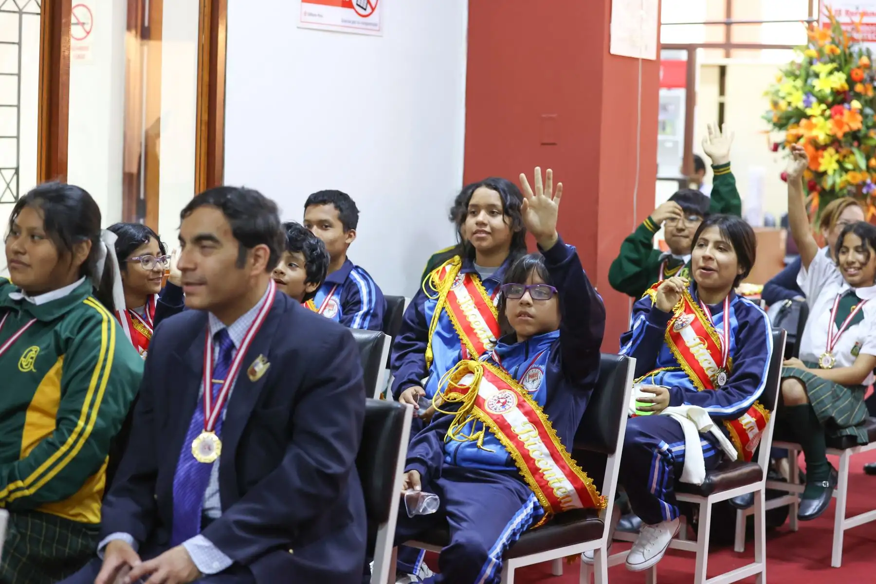 Proyecto Niño Patriota Bicentenario, con alumnos de los centros educativos IEP Belen de Jesús de SMP,  IEP La Católica del Callao,  Academia Panvas-SanMarcosUni,  IE PNP Martín Esquicha Bernedo de San Juan de Lurigancho, y  IE Juan Guerrero Quimper de Villa María del Triunfo; visitaron Editora Perú y participaron de la inauguración de la exposición de portadas históricas. Foto: ANDINA/Melina Mejía Proyecto Niño Patriota Bicentenario, con alumnos de los centros educativos IEP Belen de Jesús de SMP,  IEP La Católica del Callao,  Academia Panvas-SanMarcosUni,  IE PNP Martín Esquicha Bernedo de San Juan de Lurigancho, y  IE Juan Guerrero Quimper de Villa María del Triunfo; visitaron Editora Perú y participaron de la inauguración de la exposición de portadas históricas. Foto: ANDINA/Melina Mejía