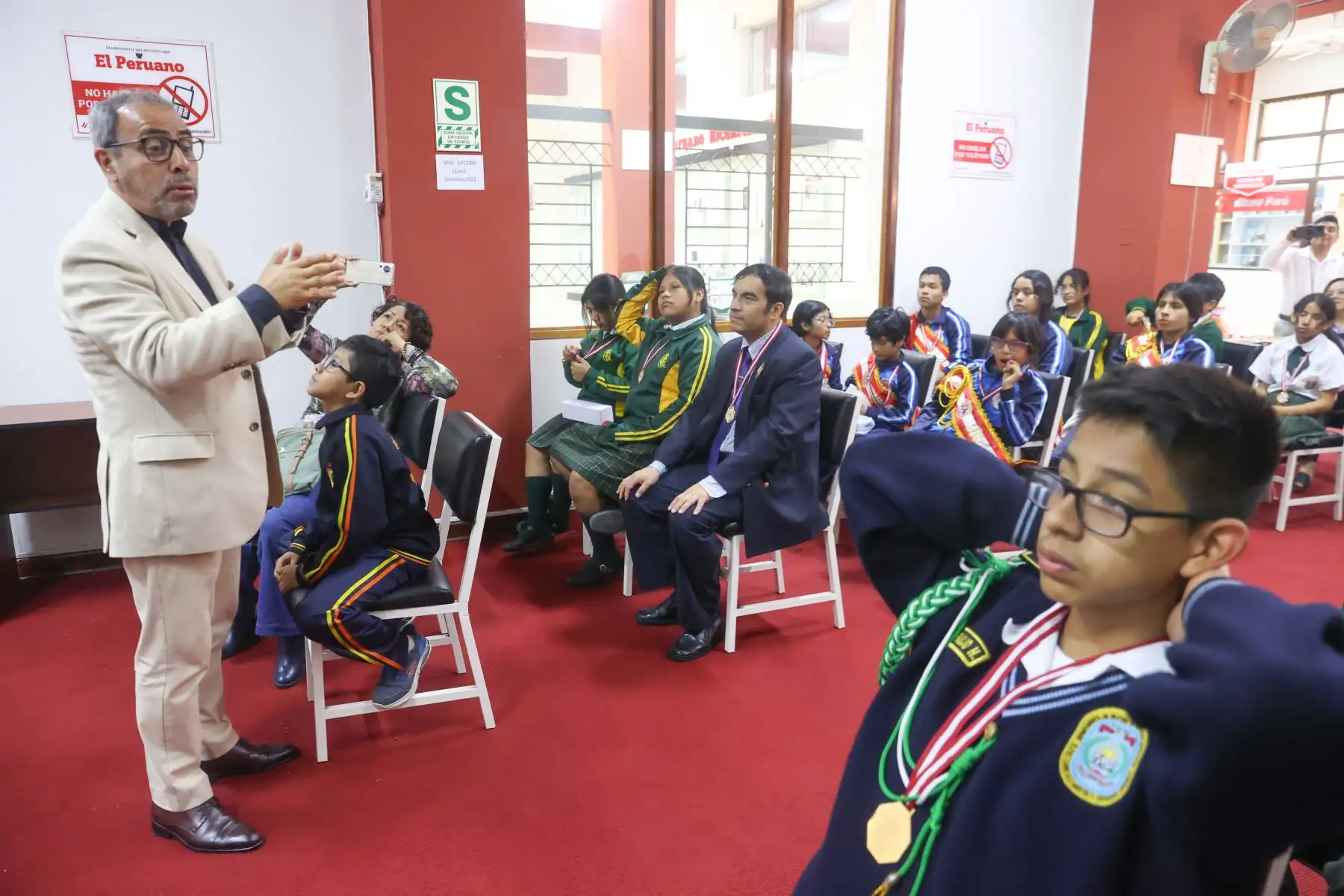 Proyecto Niño Patriota Bicentenario, con alumnos de los centros educativos IEP Belen de Jesús de SMP,  IEP La Católica del Callao,  Academia Panvas-SanMarcosUni,  IE PNP Martín Esquicha Bernedo de San Juan de Lurigancho, y  IE Juan Guerrero Quimper de Villa María del Triunfo; visitaron Editora Perú y participaron de la inauguración de la exposición de portadas históricas. Foto: ANDINA/Melina Mejía Proyecto Niño Patriota Bicentenario, con alumnos de los centros educativos IEP Belen de Jesús de SMP,  IEP La Católica del Callao,  Academia Panvas-SanMarcosUni,  IE PNP Martín Esquicha Bernedo de San Juan de Lurigancho, y  IE Juan Guerrero Quimper de Villa María del Triunfo; visitaron Editora Perú y participaron de la inauguración de la exposición de portadas históricas. Foto: ANDINA/Melina Mejía