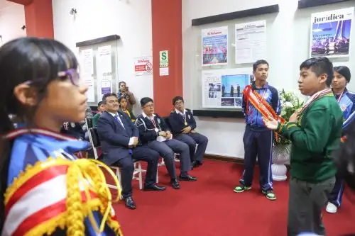 En el marco del Bicentenario del Diario Oficial El Peruano, se inaugura la exposición  de portadas históricas con la visita de escolares del proyecto Niños Patriotas Bicentenario