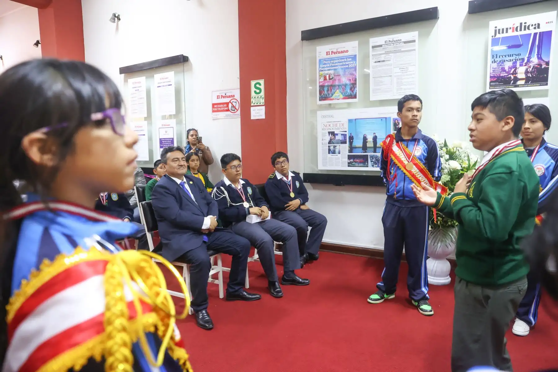 Proyecto Niño Patriota Bicentenario, con alumnos de los centros educativos IEP Belen de Jesús de SMP,  IEP La Católica del Callao,  Academia Panvas-SanMarcosUni,  IE PNP Martín Esquicha Bernedo de San Juan de Lurigancho, y  IE Juan Guerrero Quimper de Villa María del Triunfo; visitaron Editora Perú y participaron de la inauguración de la exposición de portadas históricas. Foto: ANDINA/Melina Mejía Proyecto Niño Patriota Bicentenario, con alumnos de los centros educativos IEP Belen de Jesús de SMP,  IEP La Católica del Callao,  Academia Panvas-SanMarcosUni,  IE PNP Martín Esquicha Bernedo de San Juan de Lurigancho, y  IE Juan Guerrero Quimper de Villa María del Triunfo; visitaron Editora Perú y participaron de la inauguración de la exposición de portadas históricas. Foto: ANDINA/Melina Mejía