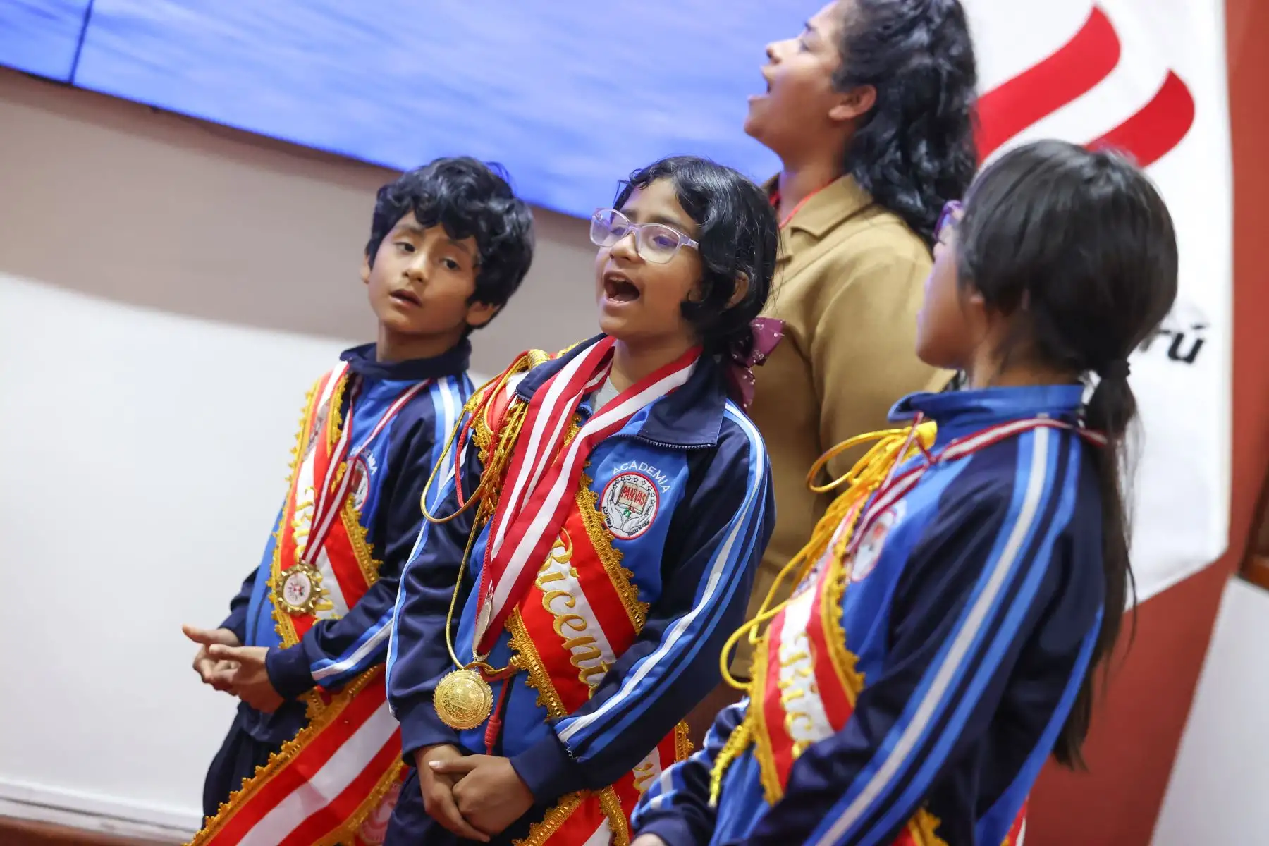 Proyecto Niño Patriota Bicentenario, con alumnos de los centros educativos IEP Belen de Jesús de SMP,  IEP La Católica del Callao,  Academia Panvas-SanMarcosUni,  IE PNP Martín Esquicha Bernedo de San Juan de Lurigancho, y  IE Juan Guerrero Quimper de Villa María del Triunfo; visitaron Editora Perú y participaron de la inauguración de la exposición de portadas históricas. Foto: ANDINA/Melina Mejía Proyecto Niño Patriota Bicentenario, con alumnos de los centros educativos IEP Belen de Jesús de SMP,  IEP La Católica del Callao,  Academia Panvas-SanMarcosUni,  IE PNP Martín Esquicha Bernedo de San Juan de Lurigancho, y  IE Juan Guerrero Quimper de Villa María del Triunfo; visitaron Editora Perú y participaron de la inauguración de la exposición de portadas históricas. Foto: ANDINA/Melina Mejía