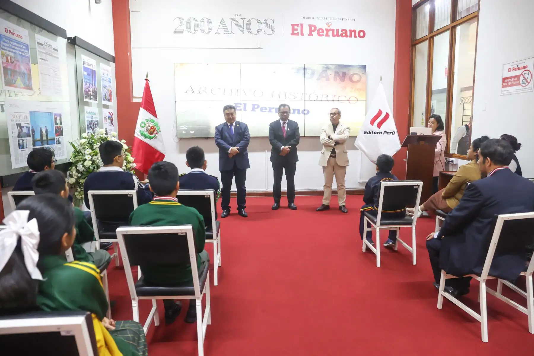 Proyecto Niño Patriota Bicentenario, con alumnos de los centros educativos IEP Belen de Jesús de SMP,  IEP La Católica del Callao,  Academia Panvas-SanMarcosUni,  IE PNP Martín Esquicha Bernedo de San Juan de Lurigancho, y  IE Juan Guerrero Quimper de Villa María del Triunfo; visitaron Editora Perú y participaron de la inauguración de la exposición de portadas históricas. Foto: ANDINA/Melina Mejía Proyecto Niño Patriota Bicentenario, con alumnos de los centros educativos IEP Belen de Jesús de SMP,  IEP La Católica del Callao,  Academia Panvas-SanMarcosUni,  IE PNP Martín Esquicha Bernedo de San Juan de Lurigancho, y  IE Juan Guerrero Quimper de Villa María del Triunfo; visitaron Editora Perú y participaron de la inauguración de la exposición de portadas históricas. Foto: ANDINA/Melina Mejía