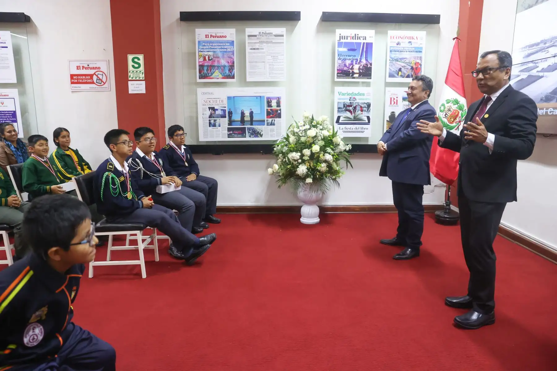 Proyecto Niño Patriota Bicentenario, con alumnos de los centros educativos IEP Belen de Jesús de SMP,  IEP La Católica del Callao,  Academia Panvas-SanMarcosUni,  IE PNP Martín Esquicha Bernedo de San Juan de Lurigancho, y  IE Juan Guerrero Quimper de Villa María del Triunfo; visitaron Editora Perú y participaron de la inauguración de la exposición de portadas históricas. Foto: ANDINA/Melina Mejía Proyecto Niño Patriota Bicentenario, con alumnos de los centros educativos IEP Belen de Jesús de SMP,  IEP La Católica del Callao,  Academia Panvas-SanMarcosUni,  IE PNP Martín Esquicha Bernedo de San Juan de Lurigancho, y  IE Juan Guerrero Quimper de Villa María del Triunfo; visitaron Editora Perú y participaron de la inauguración de la exposición de portadas históricas. Foto: ANDINA/Melina Mejía
