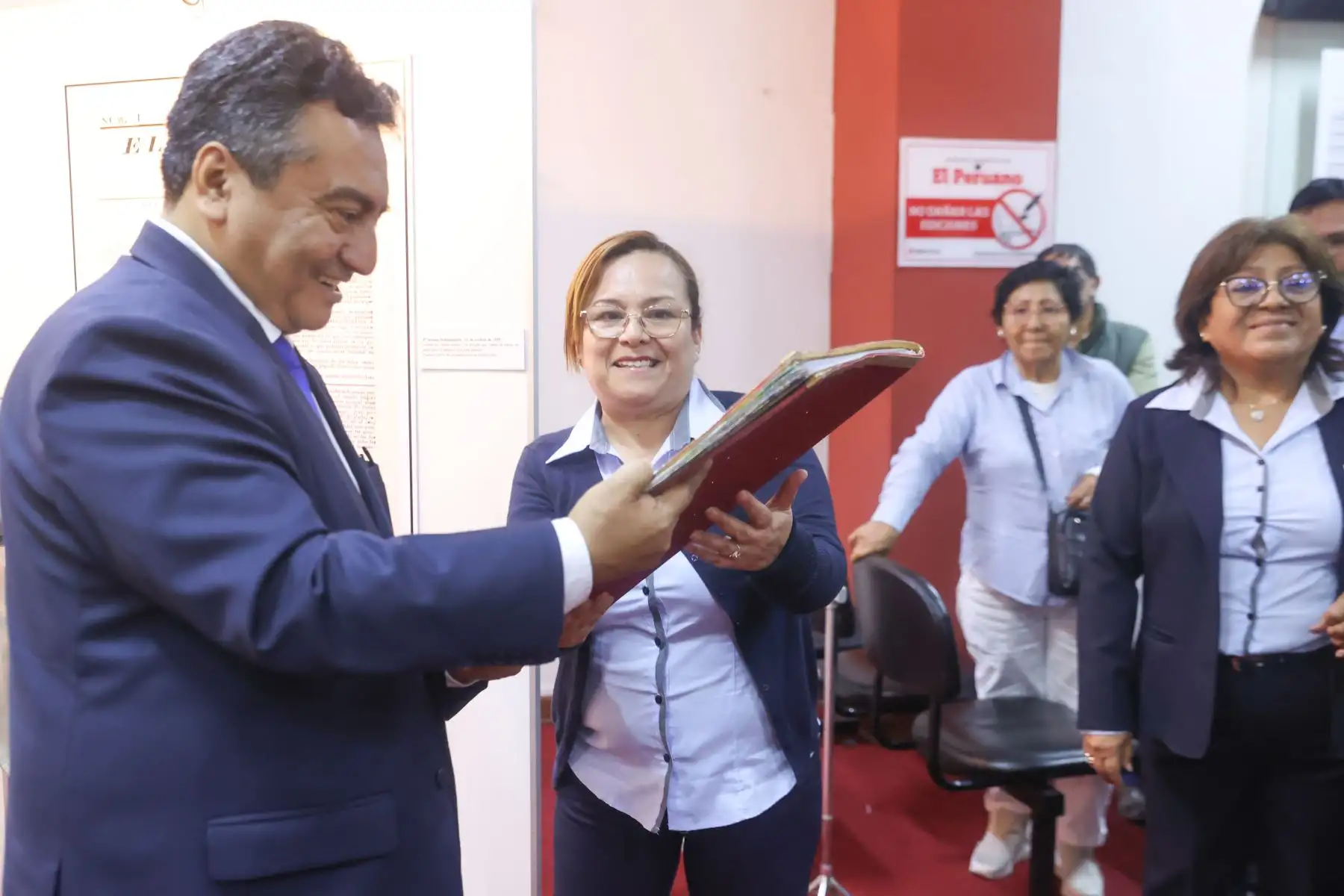 Proyecto Niño Patriota Bicentenario, con alumnos de los centros educativos IEP Belen de Jesús de SMP,  IEP La Católica del Callao,  Academia Panvas-SanMarcosUni,  IE PNP Martín Esquicha Bernedo de San Juan de Lurigancho, y  IE Juan Guerrero Quimper de Villa María del Triunfo; visitaron Editora Perú y participaron de la inauguración de la exposición de portadas históricas. Foto: ANDINA/Melina Mejía Proyecto Niño Patriota Bicentenario, con alumnos de los centros educativos IEP Belen de Jesús de SMP,  IEP La Católica del Callao,  Academia Panvas-SanMarcosUni,  IE PNP Martín Esquicha Bernedo de San Juan de Lurigancho, y  IE Juan Guerrero Quimper de Villa María del Triunfo; visitaron Editora Perú y participaron de la inauguración de la exposición de portadas históricas. Foto: ANDINA/Melina Mejía
