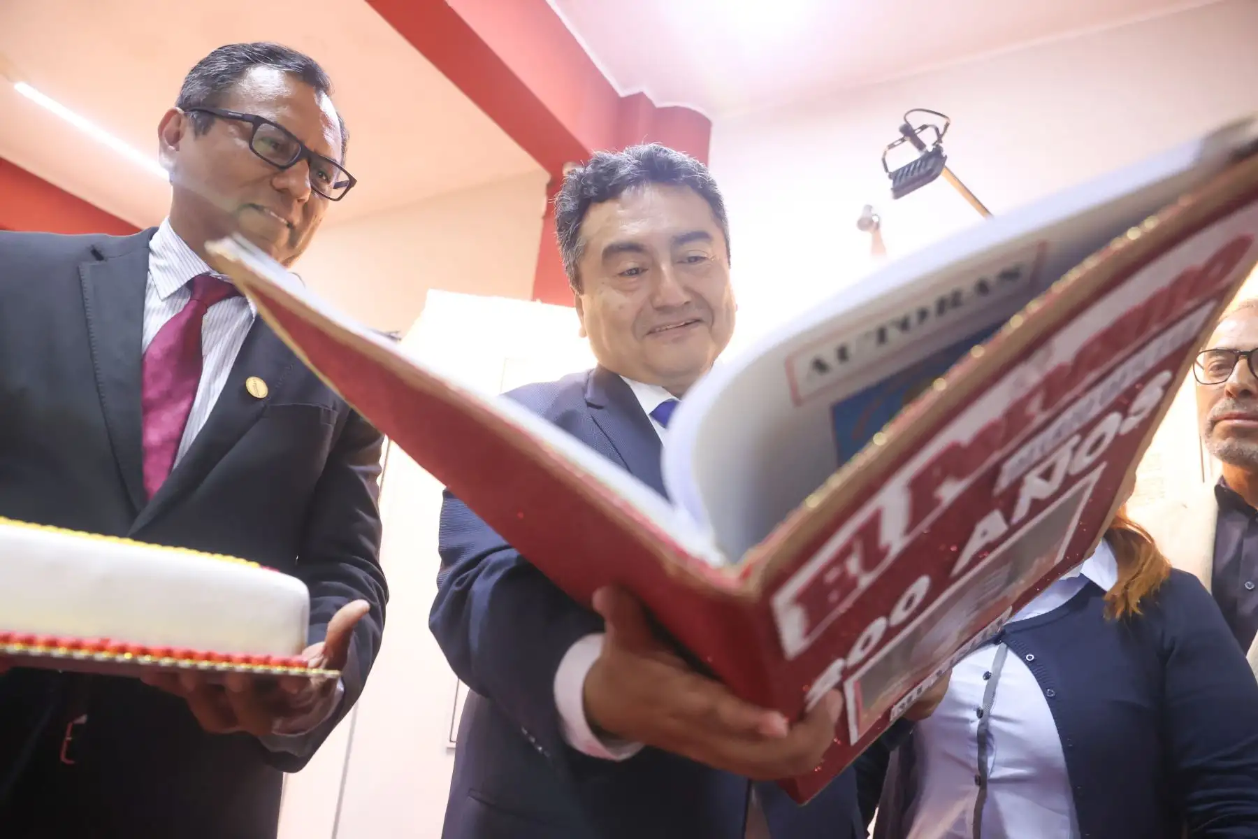 Proyecto Niño Patriota Bicentenario, con alumnos de los centros educativos IEP Belen de Jesús de SMP,  IEP La Católica del Callao,  Academia Panvas-SanMarcosUni,  IE PNP Martín Esquicha Bernedo de San Juan de Lurigancho, y  IE Juan Guerrero Quimper de Villa María del Triunfo; visitaron Editora Perú y participaron de la inauguración de la exposición de portadas históricas. Foto: ANDINA/Melina Mejía Proyecto Niño Patriota Bicentenario, con alumnos de los centros educativos IEP Belen de Jesús de SMP,  IEP La Católica del Callao,  Academia Panvas-SanMarcosUni,  IE PNP Martín Esquicha Bernedo de San Juan de Lurigancho, y  IE Juan Guerrero Quimper de Villa María del Triunfo; visitaron Editora Perú y participaron de la inauguración de la exposición de portadas históricas. Foto: ANDINA/Melina Mejía