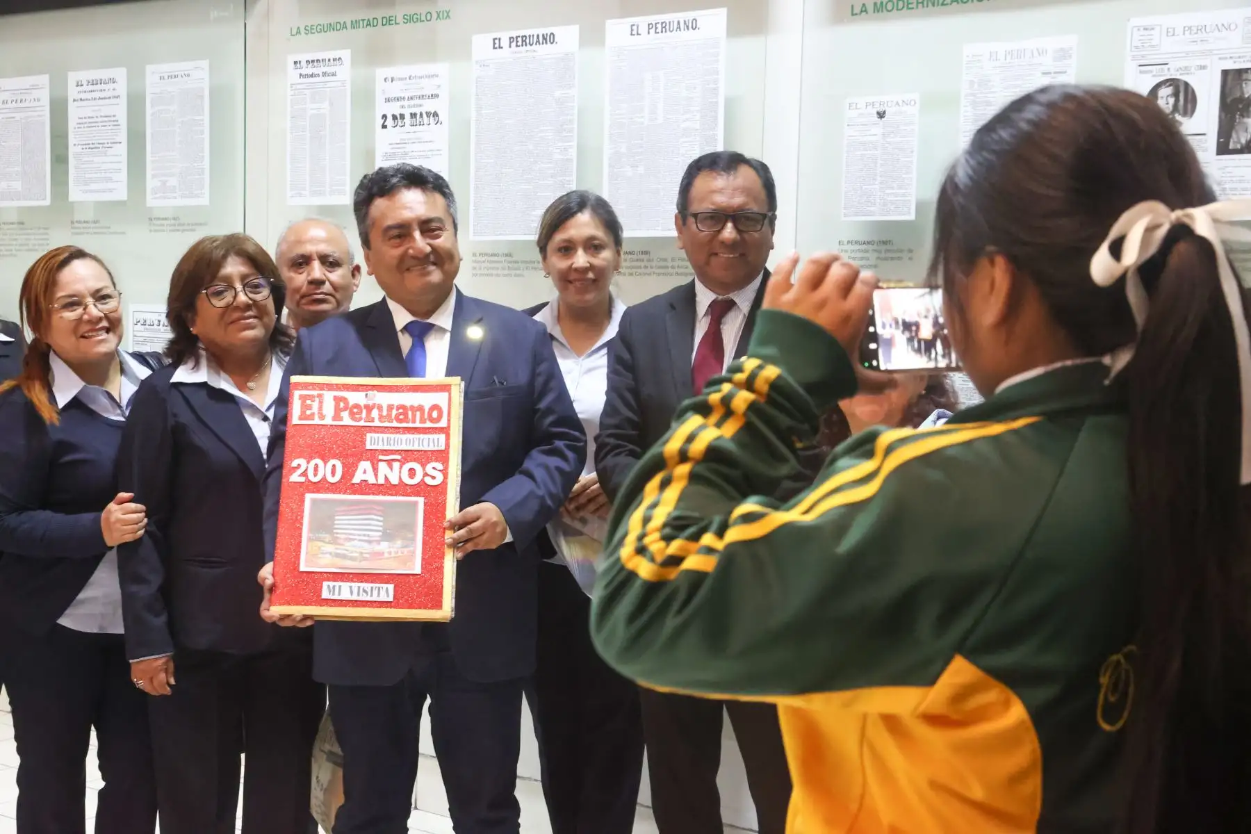 Proyecto Niño Patriota Bicentenario, con alumnos de los centros educativos IEP Belen de Jesús de SMP,  IEP La Católica del Callao,  Academia Panvas-SanMarcosUni,  IE PNP Martín Esquicha Bernedo de San Juan de Lurigancho, y  IE Juan Guerrero Quimper de Villa María del Triunfo; visitaron Editora Perú y participaron de la inauguración de la exposición de portadas históricas. Foto: ANDINA/Melina Mejía Proyecto Niño Patriota Bicentenario, con alumnos de los centros educativos IEP Belen de Jesús de SMP,  IEP La Católica del Callao,  Academia Panvas-SanMarcosUni,  IE PNP Martín Esquicha Bernedo de San Juan de Lurigancho, y  IE Juan Guerrero Quimper de Villa María del Triunfo; visitaron Editora Perú y participaron de la inauguración de la exposición de portadas históricas. Foto: ANDINA/Melina Mejía