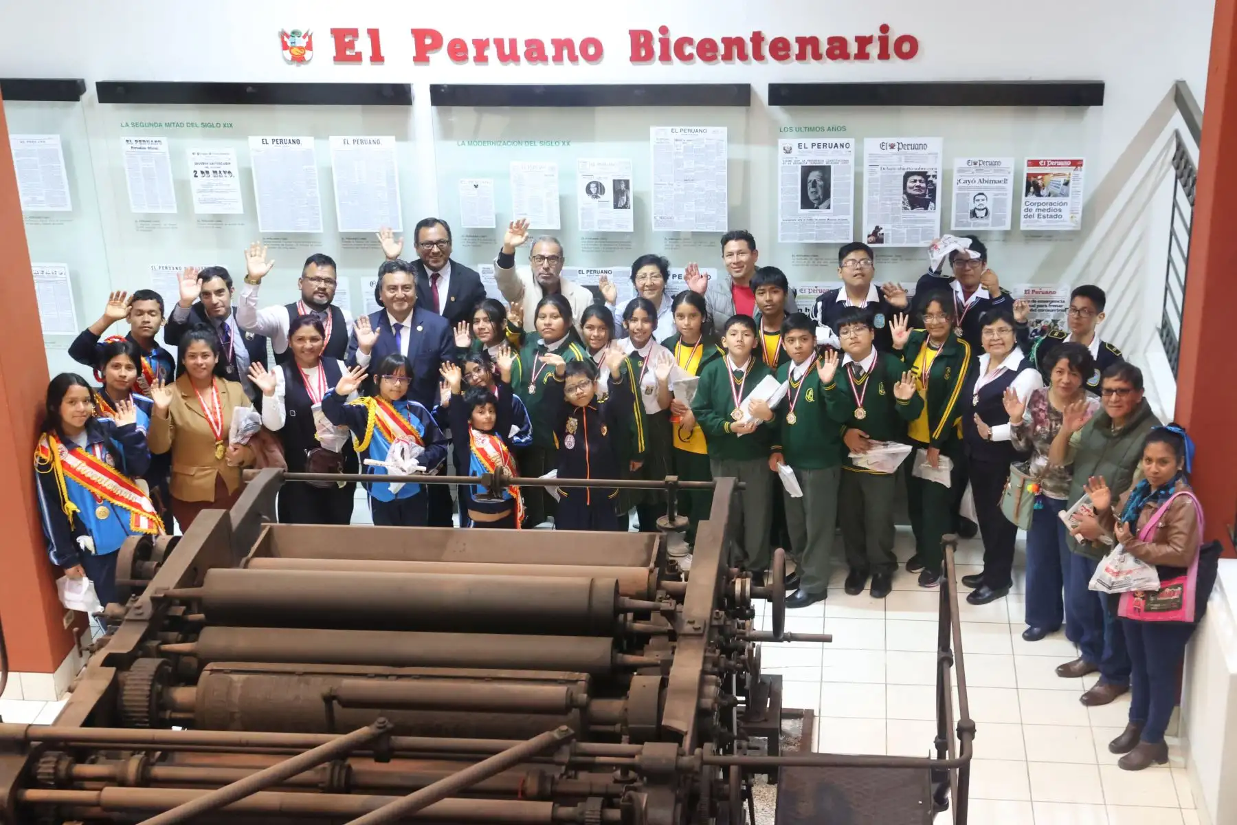 Proyecto Niño Patriota Bicentenario, con alumnos de los centros educativos IEP Belen de Jesús de SMP,  IEP La Católica del Callao,  Academia Panvas-SanMarcosUni,  IE PNP Martín Esquicha Bernedo de San Juan de Lurigancho, y  IE Juan Guerrero Quimper de Villa María del Triunfo; visitaron Editora Perú y participaron de la inauguración de la exposición de portadas históricas. Foto: ANDINA/Melina Mejía Proyecto Niño Patriota Bicentenario, con alumnos de los centros educativos IEP Belen de Jesús de SMP,  IEP La Católica del Callao,  Academia Panvas-SanMarcosUni,  IE PNP Martín Esquicha Bernedo de San Juan de Lurigancho, y  IE Juan Guerrero Quimper de Villa María del Triunfo; visitaron Editora Perú y participaron de la inauguración de la exposición de portadas históricas. Foto: ANDINA/Melina Mejía