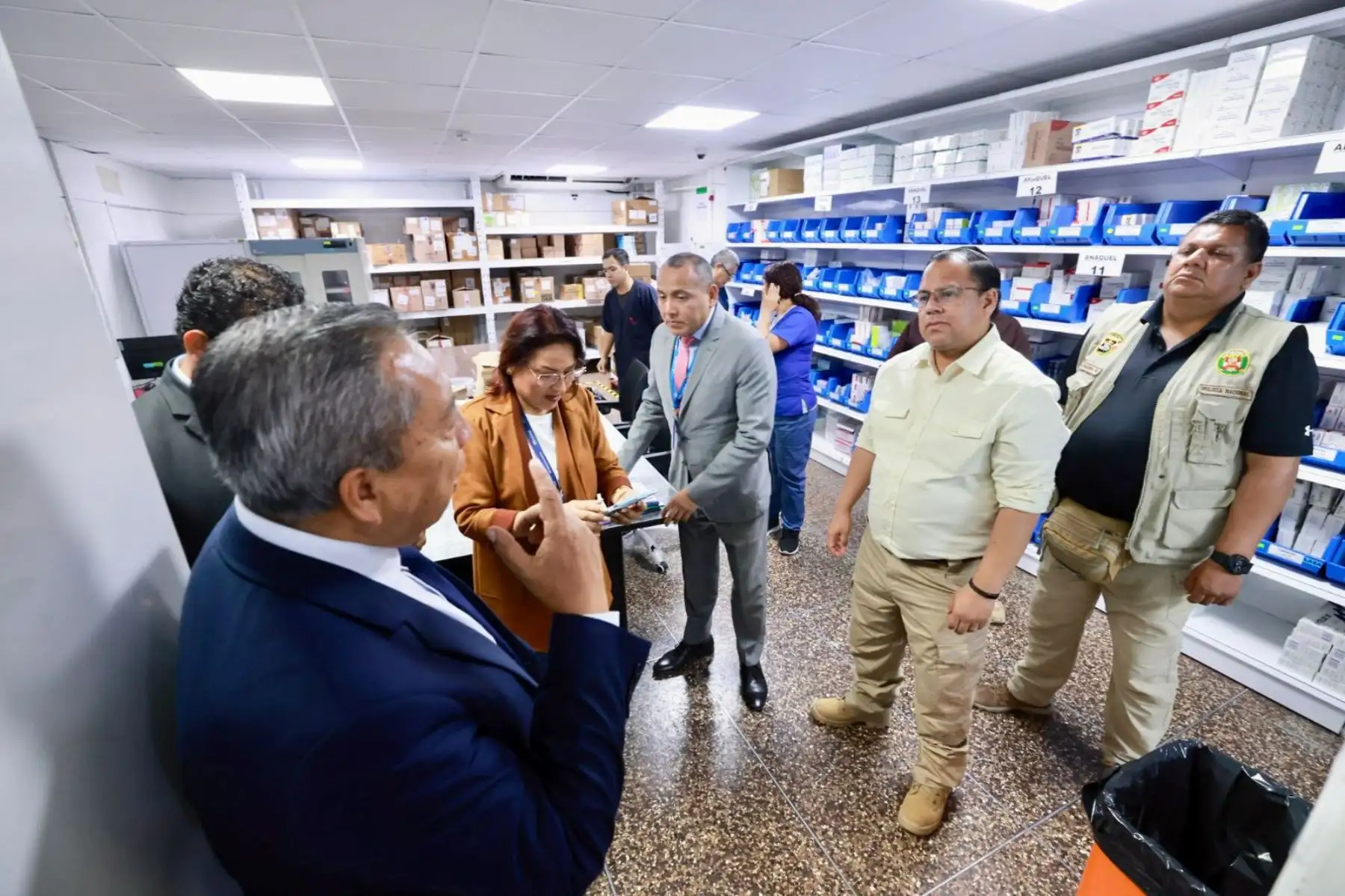 | Con el propósito de verificar la calidad de la atención que se brinda a la ciudadanía en los establecimientos de salud del país, el titular del MINJUSDH, Walter Martínez, supervisó el Hospital Alberto Sabogal de @EsSaludPeru en el #Callao, por encargo del presidente José Jerí. | Con el propósito de verificar la calidad de la atención que se brinda a la ciudadanía en los establecimientos de salud del país, el titular del MINJUSDH, Walter Martínez, supervisó el Hospital Alberto Sabogal de @EsSaludPeru en el #Callao, por encargo del presidente José Jerí.