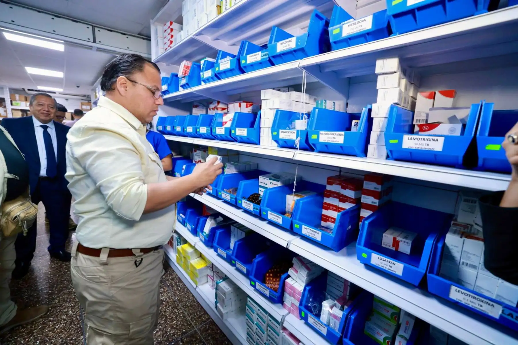 | Con el propósito de verificar la calidad de la atención que se brinda a la ciudadanía en los establecimientos de salud del país, el titular del MINJUSDH, Walter Martínez, supervisó el Hospital Alberto Sabogal de @EsSaludPeru en el #Callao, por encargo del presidente José Jerí. | Con el propósito de verificar la calidad de la atención que se brinda a la ciudadanía en los establecimientos de salud del país, el titular del MINJUSDH, Walter Martínez, supervisó el Hospital Alberto Sabogal de @EsSaludPeru en el #Callao, por encargo del presidente José Jerí.