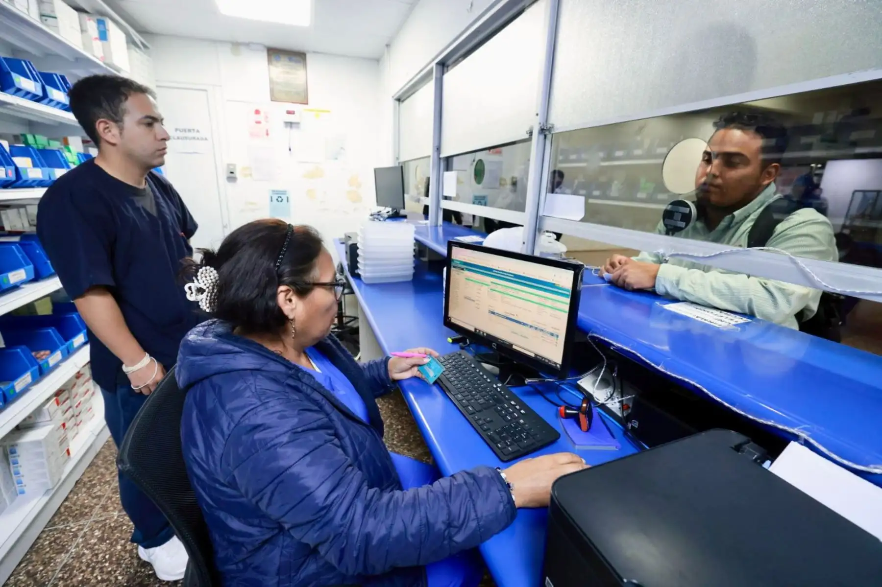 | Con el propósito de verificar la calidad de la atención que se brinda a la ciudadanía en los establecimientos de salud del país, el titular del MINJUSDH, Walter Martínez, supervisó el Hospital Alberto Sabogal de @EsSaludPeru en el #Callao, por encargo del presidente José Jerí. | Con el propósito de verificar la calidad de la atención que se brinda a la ciudadanía en los establecimientos de salud del país, el titular del MINJUSDH, Walter Martínez, supervisó el Hospital Alberto Sabogal de @EsSaludPeru en el #Callao, por encargo del presidente José Jerí.