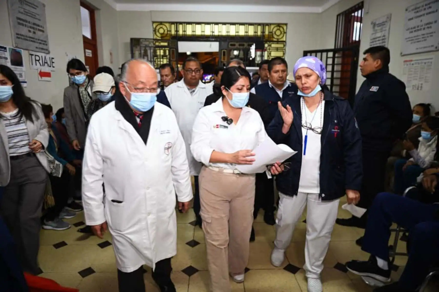 En el marco de la estrategia #EmergenciaEnAcción y de la coordinación multisectorial que impulsa el Gobierno del presidente José Jerí Oré, la ministra de Economía y Finanzas, Denisse Miralles, realizó una visita inopinada al Hospital Nacional Arzobispo Loayza con el objetivo de constatar directamente las condiciones en que se brinda la atención médica y conocer de primera mano las principales necesidades del establecimiento de salud. En el marco de la estrategia #EmergenciaEnAcción y de la coordinación multisectorial que impulsa el Gobierno del presidente José Jerí Oré, la ministra de Economía y Finanzas, Denisse Miralles, realizó una visita inopinada al Hospital Nacional Arzobispo Loayza con el objetivo de constatar directamente las condiciones en que se brinda la atención médica y conocer de primera mano las principales necesidades del establecimiento de salud.