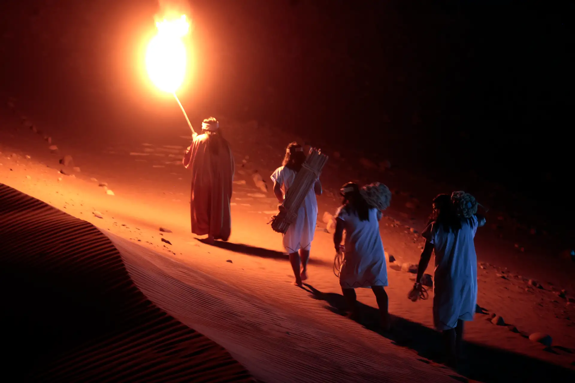 Caral Raymi, Se inicia la ceremonia tradicional en el altar del fuego ubicado a la falda del cerro Gozne Foto: ANDINA/Vidal Tarqui Caral Raymi, Se inicia la ceremonia tradicional en el altar del fuego ubicado a la falda del cerro Gozne Foto: ANDINA/Vidal Tarqui