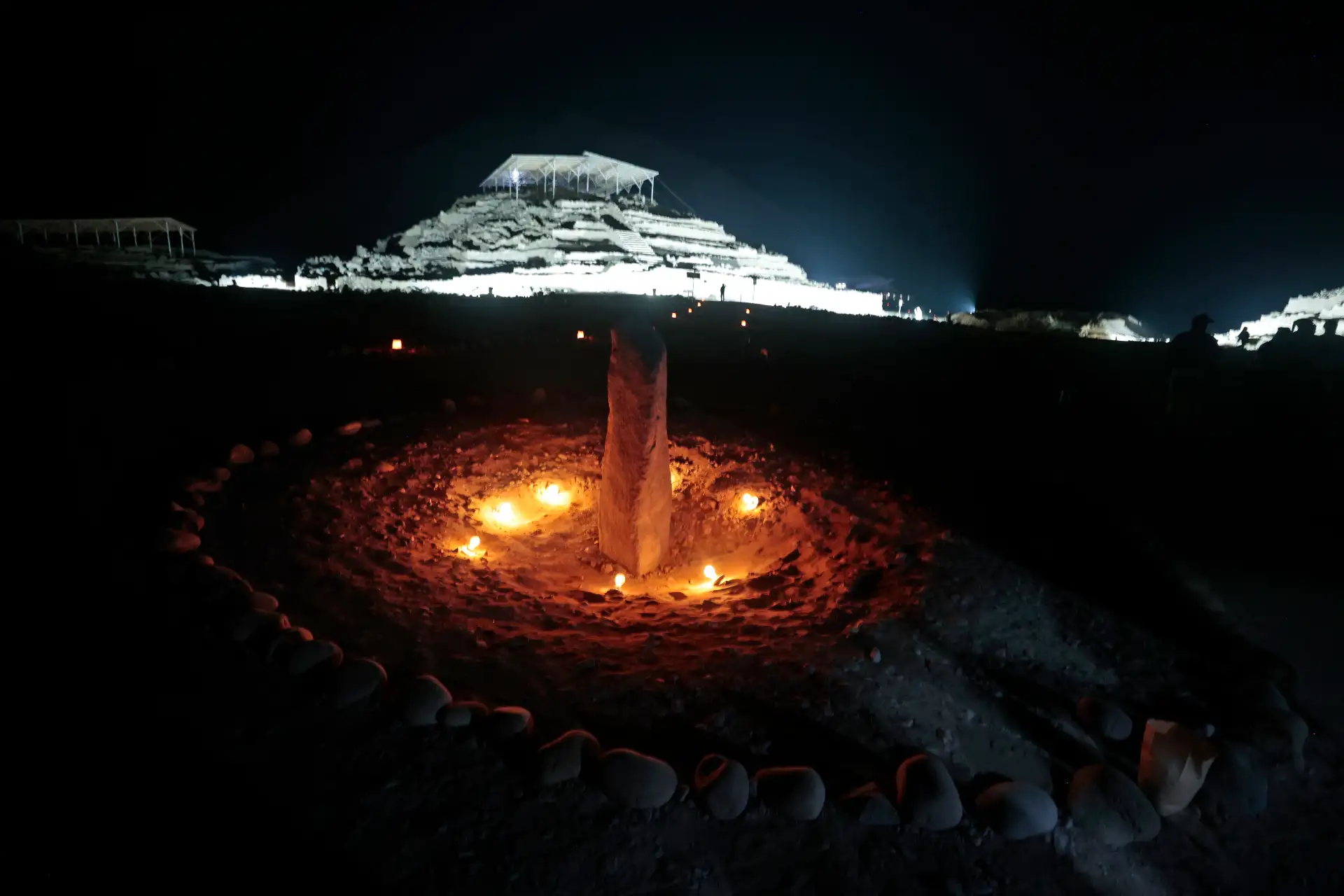 Caral Raymi, Se inicia la ceremonia tradicional en el altar del fuego ubicado a la falda del cerro Gozne Foto: ANDINA/Vidal Tarqui Caral Raymi, Se inicia la ceremonia tradicional en el altar del fuego ubicado a la falda del cerro Gozne Foto: ANDINA/Vidal Tarqui