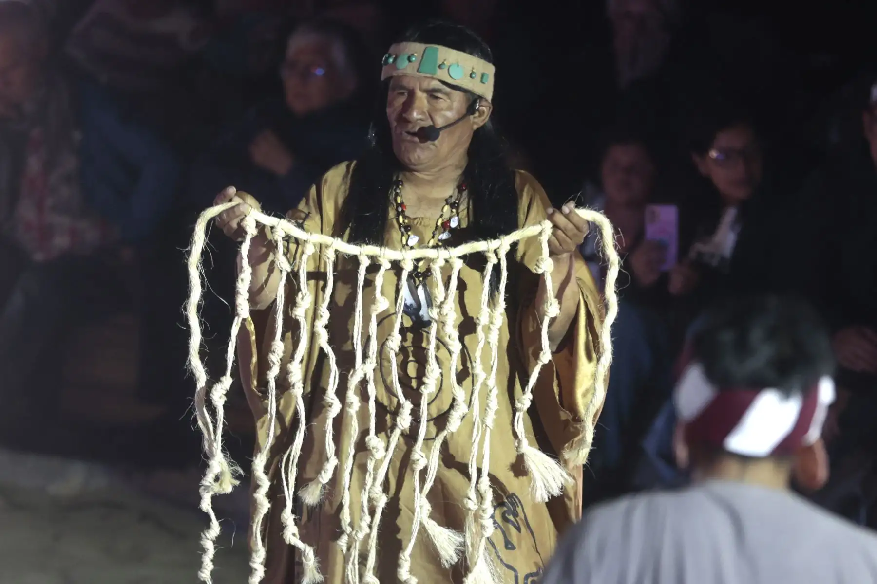 Caral Raymi, Se inicia la ceremonia tradicional en el altar del fuego ubicado a la falda del cerro Gozne Foto: ANDINA/Vidal Tarqui Caral Raymi, Se inicia la ceremonia tradicional en el altar del fuego ubicado a la falda del cerro Gozne Foto: ANDINA/Vidal Tarqui