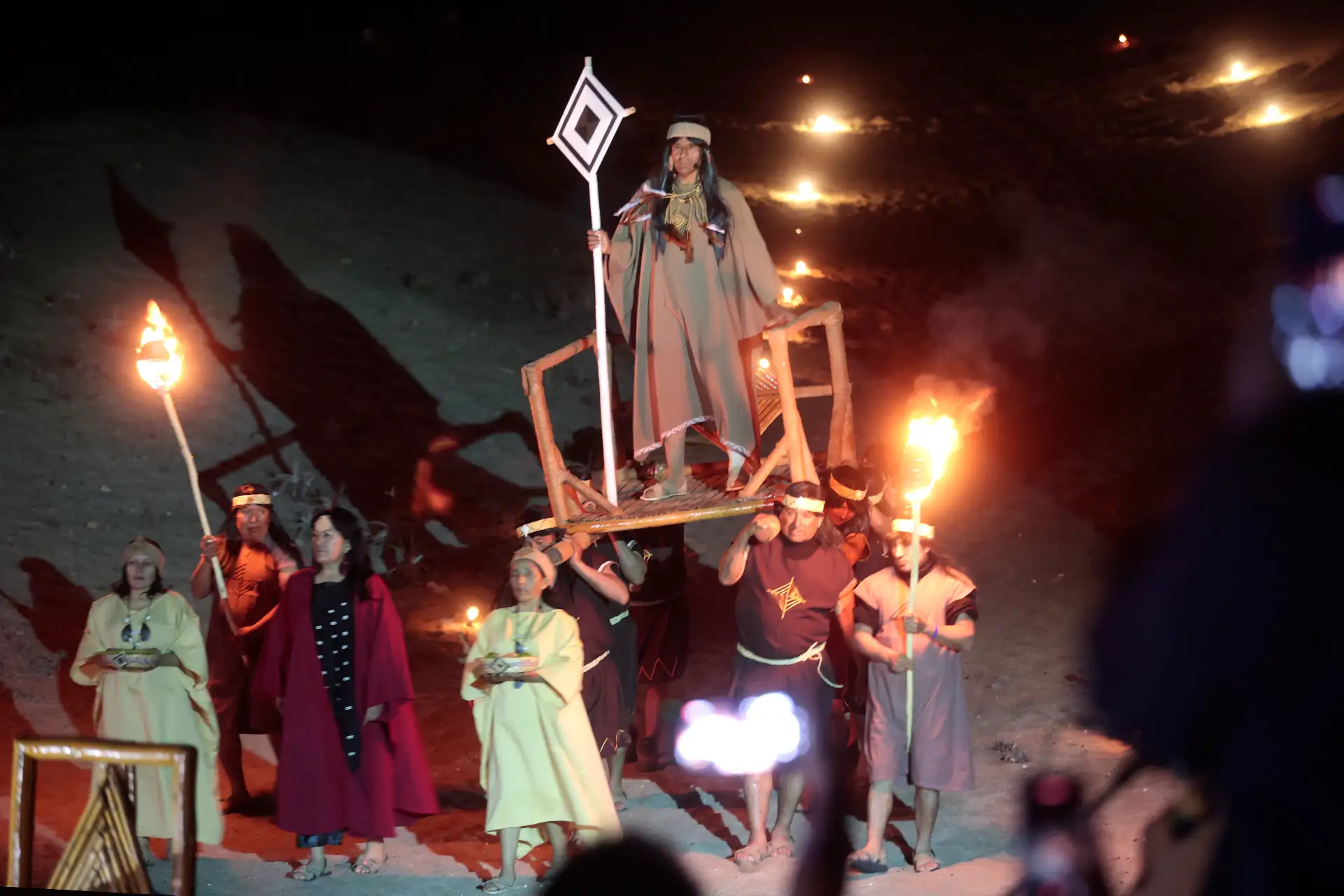 Caral Raymi, Se inicia la ceremonia tradicional en el altar del fuego ubicado a la falda del cerro Gozne Foto: ANDINA/Vidal Tarqui Caral Raymi, Se inicia la ceremonia tradicional en el altar del fuego ubicado a la falda del cerro Gozne Foto: ANDINA/Vidal Tarqui