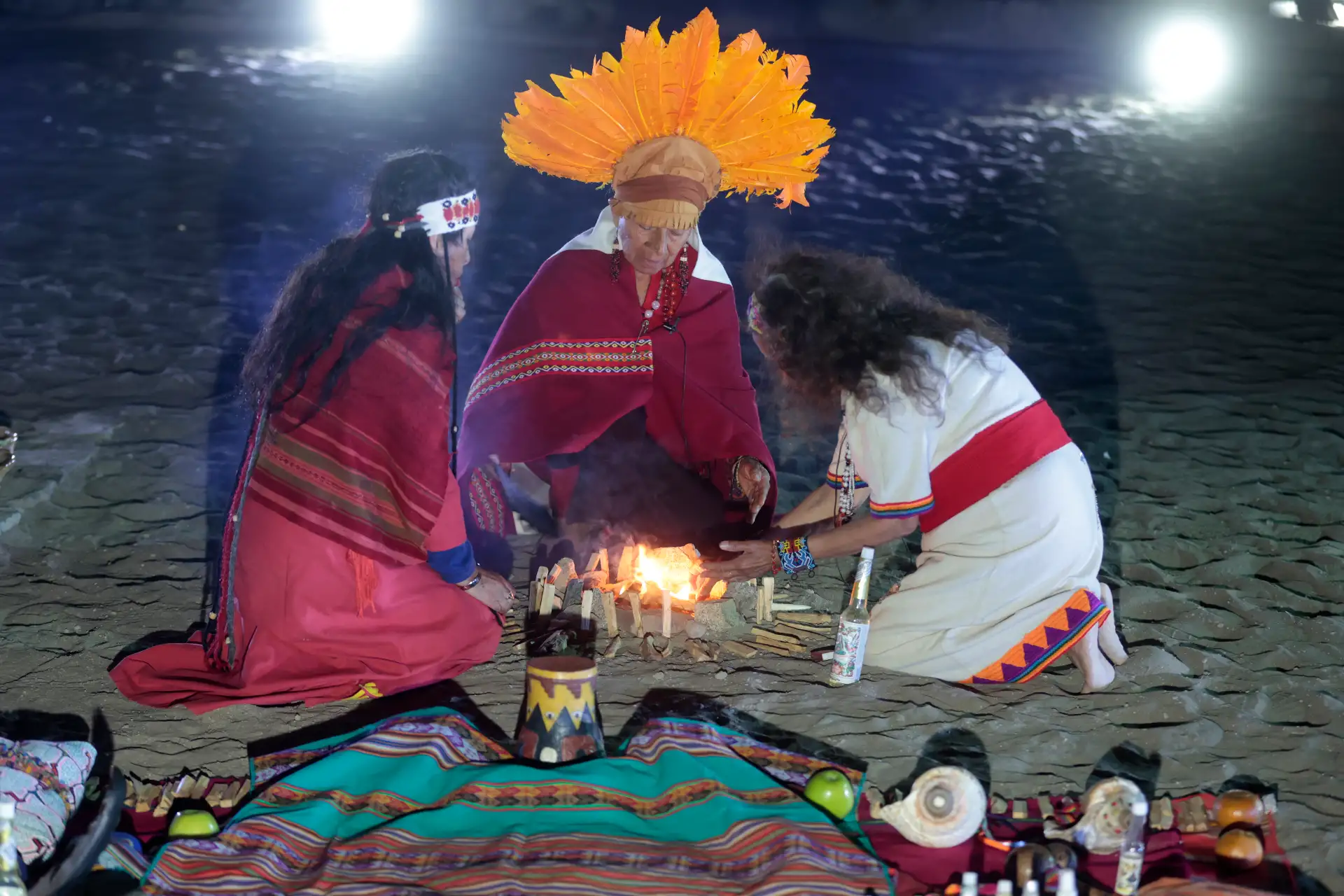 Caral Raymi, Se inicia la ceremonia tradicional en el altar del fuego ubicado a la falda del cerro Gozne Foto: ANDINA/Vidal Tarqui Caral Raymi, Se inicia la ceremonia tradicional en el altar del fuego ubicado a la falda del cerro Gozne Foto: ANDINA/Vidal Tarqui